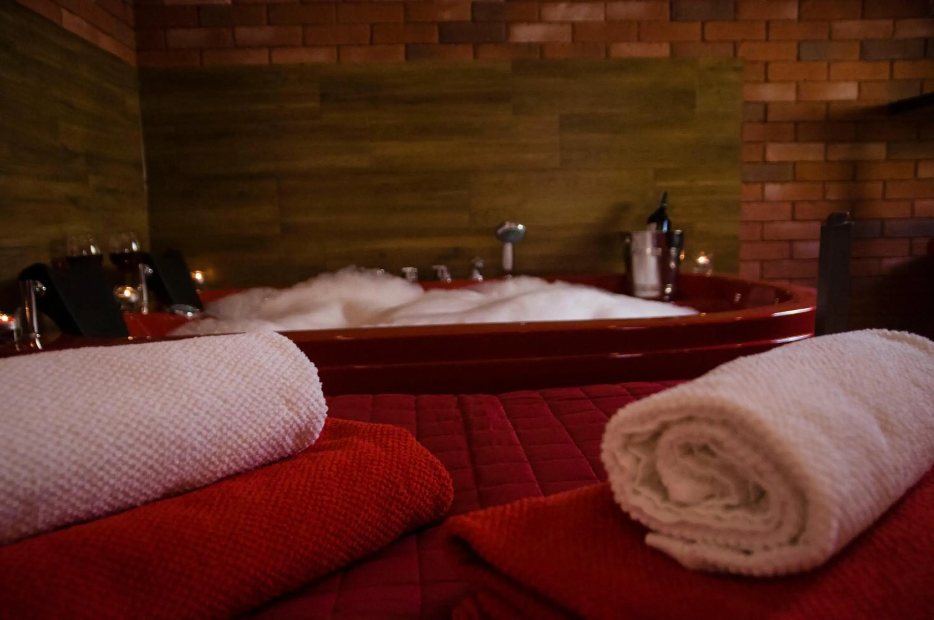 Decorative detail in Jacuzzi Apartment Red