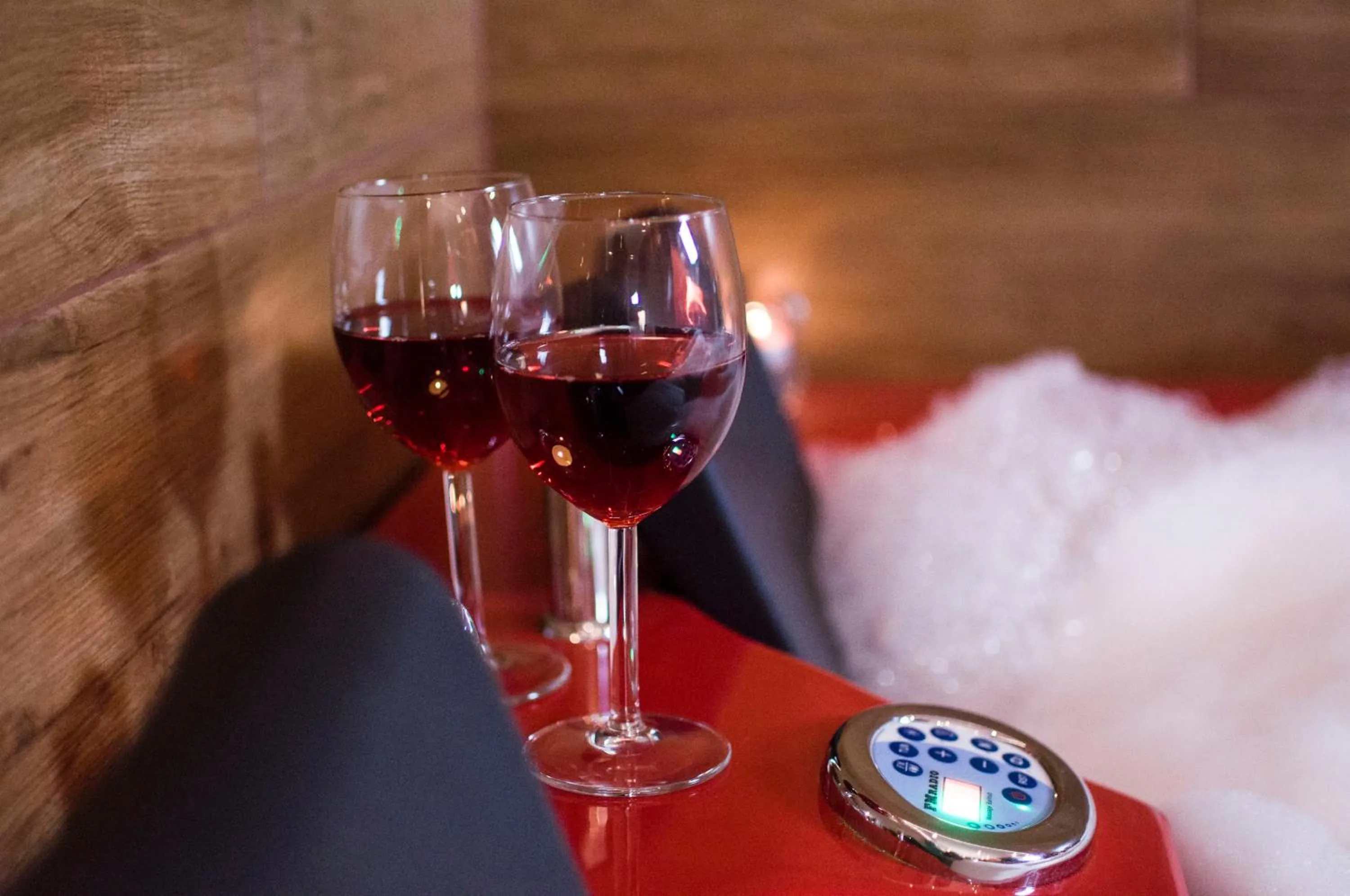 Alcoholic drinks in Jacuzzi Apartment Red