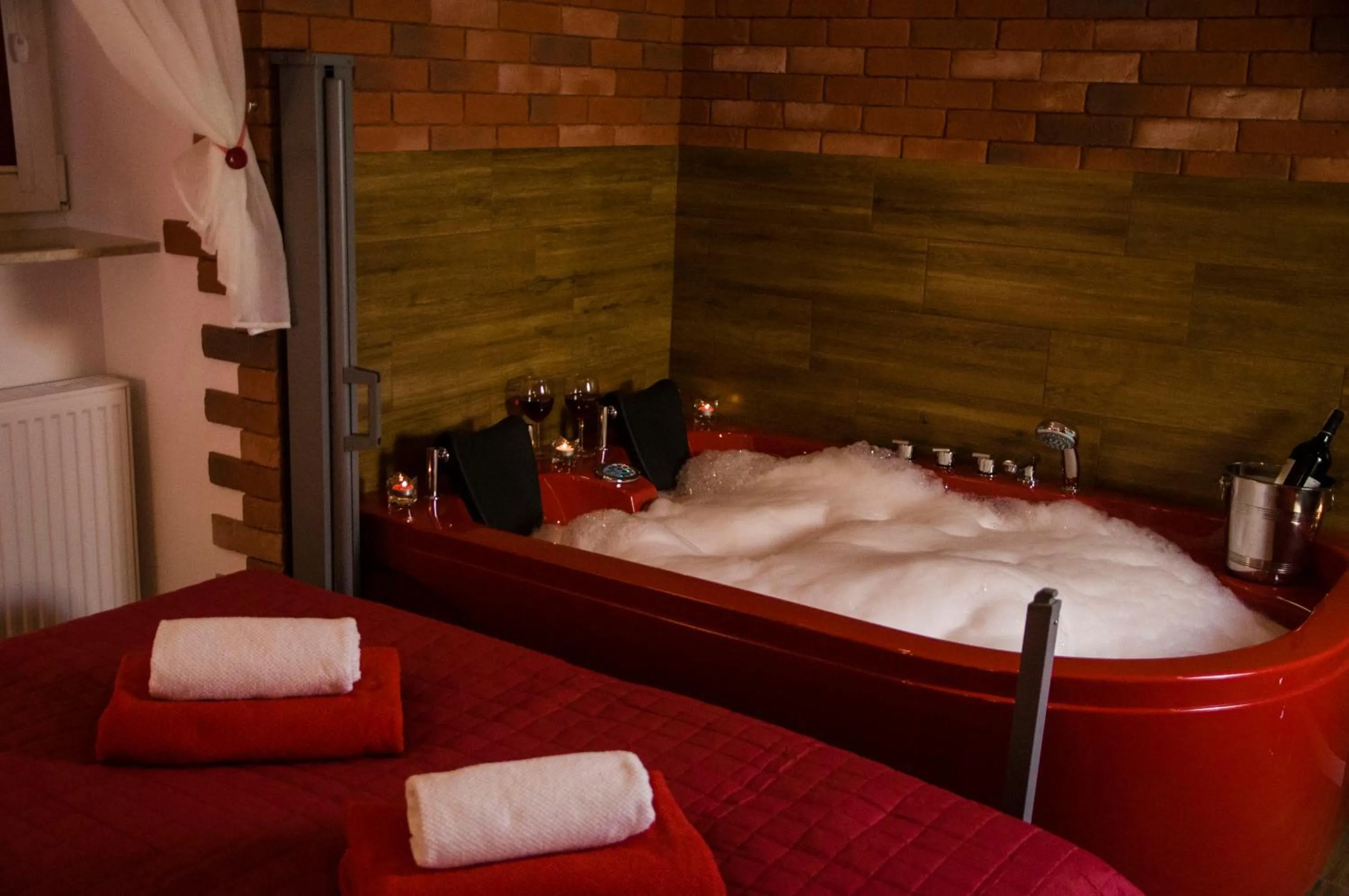 Living room in Jacuzzi Apartment Red