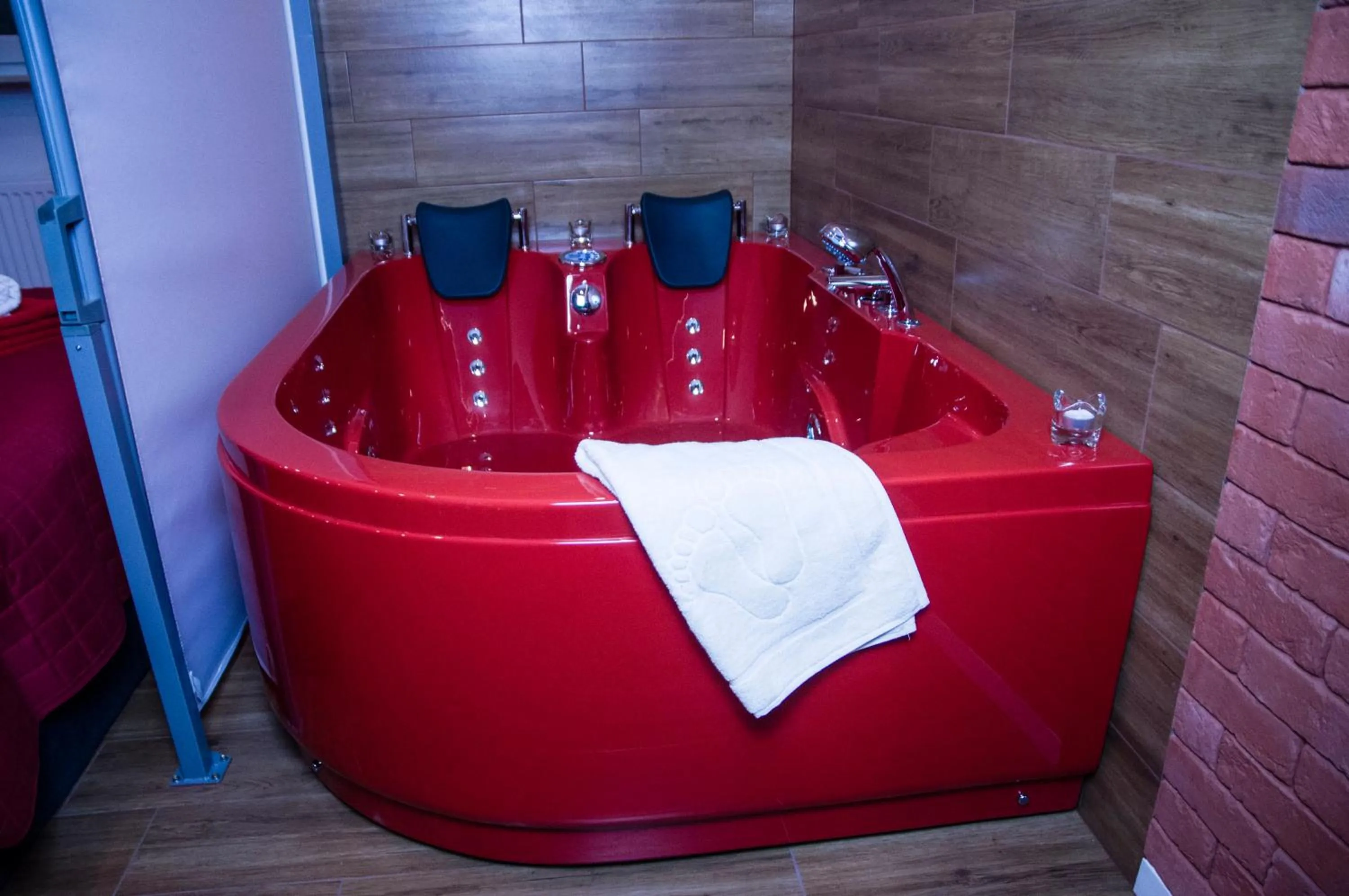 Hot Tub in Jacuzzi Apartment Red
