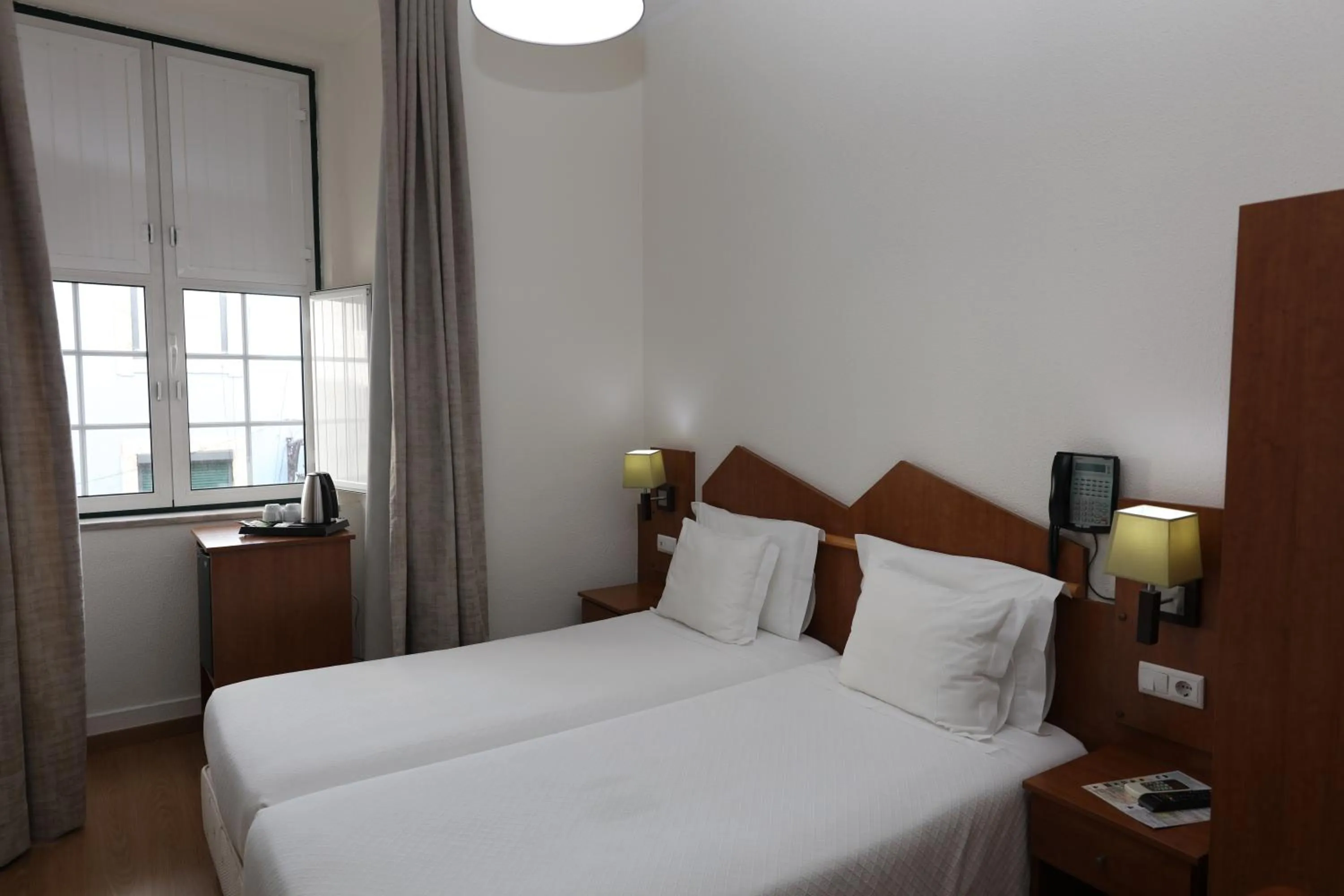 Photo of the whole room, Bed in Pensao Praca Da Figueira