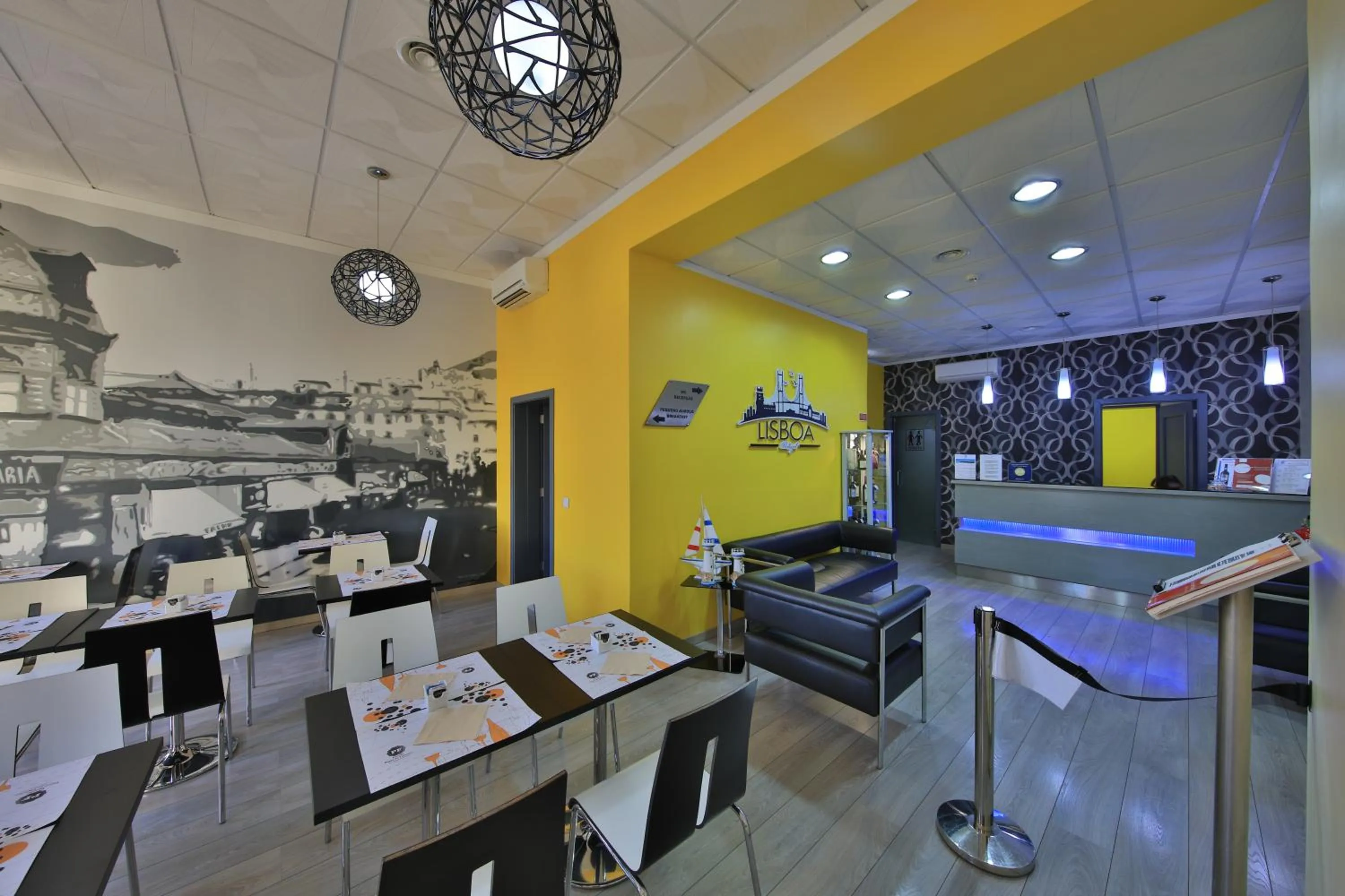 Communal lounge/ TV room in Pensao Praca Da Figueira