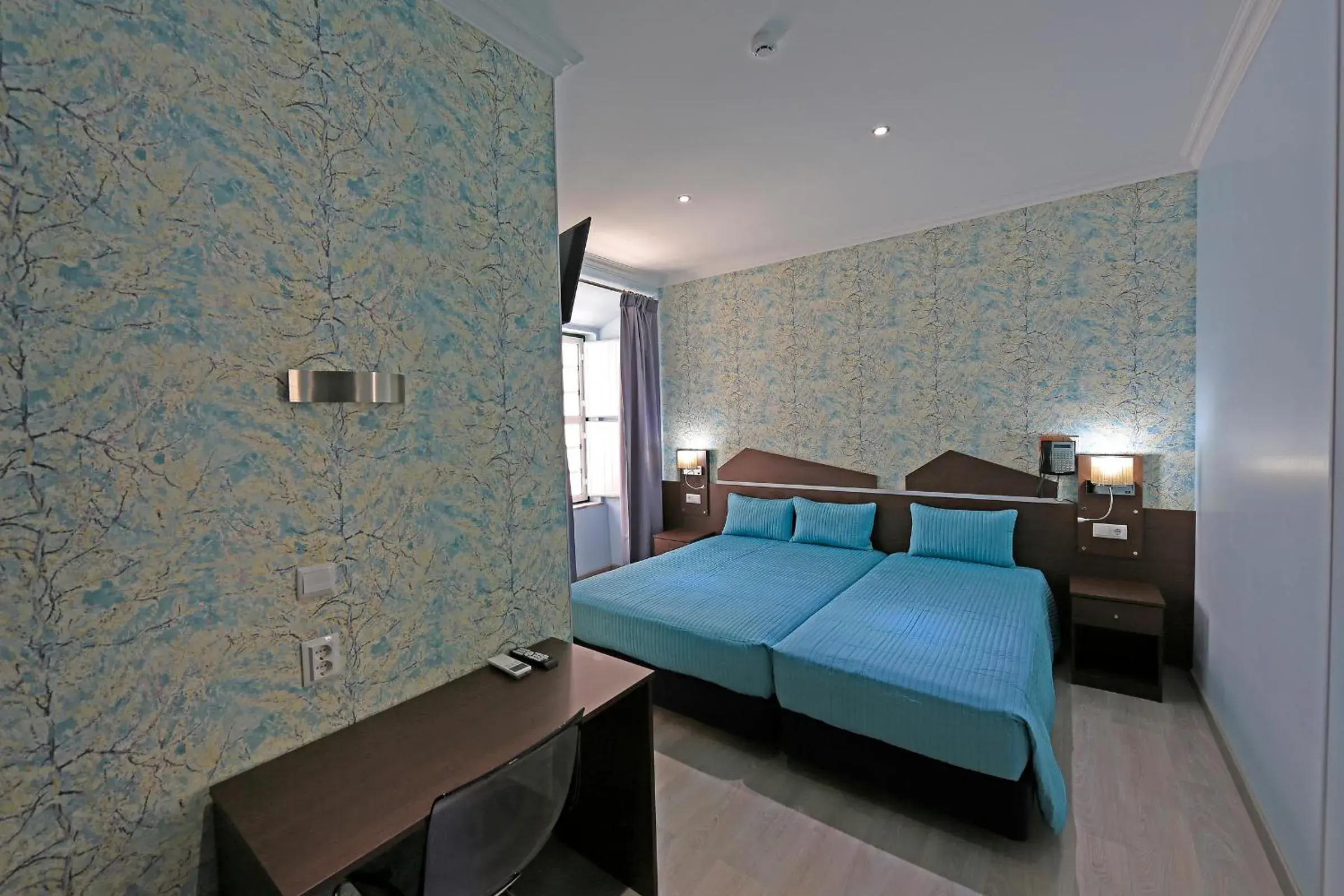 Triple Room with Private Bathroom in Pensao Praca Da Figueira Triple Room with Private Bathroom in Pensao Praca Da Figueira