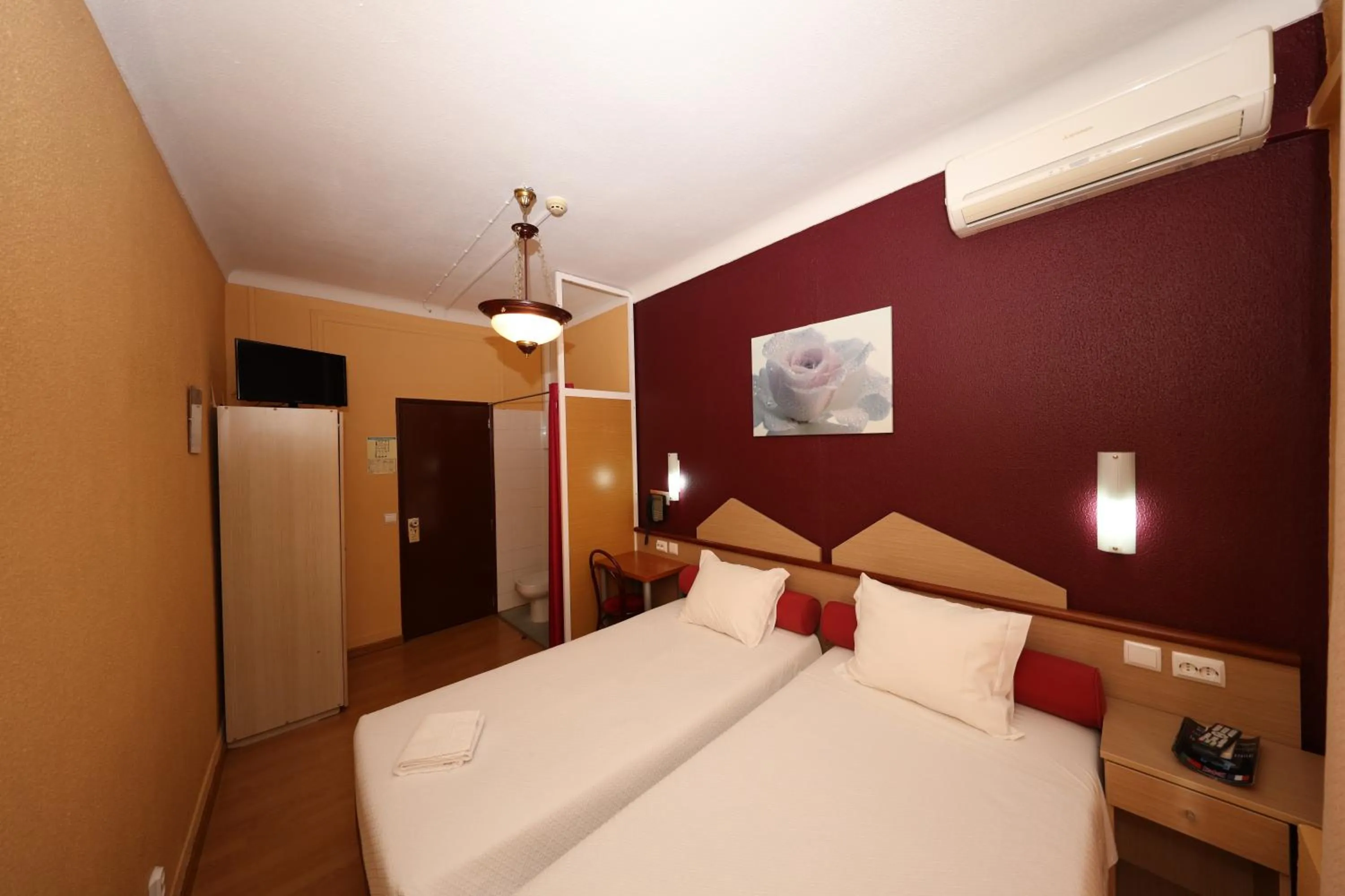 Bedroom, Bed in Pensao Praca Da Figueira