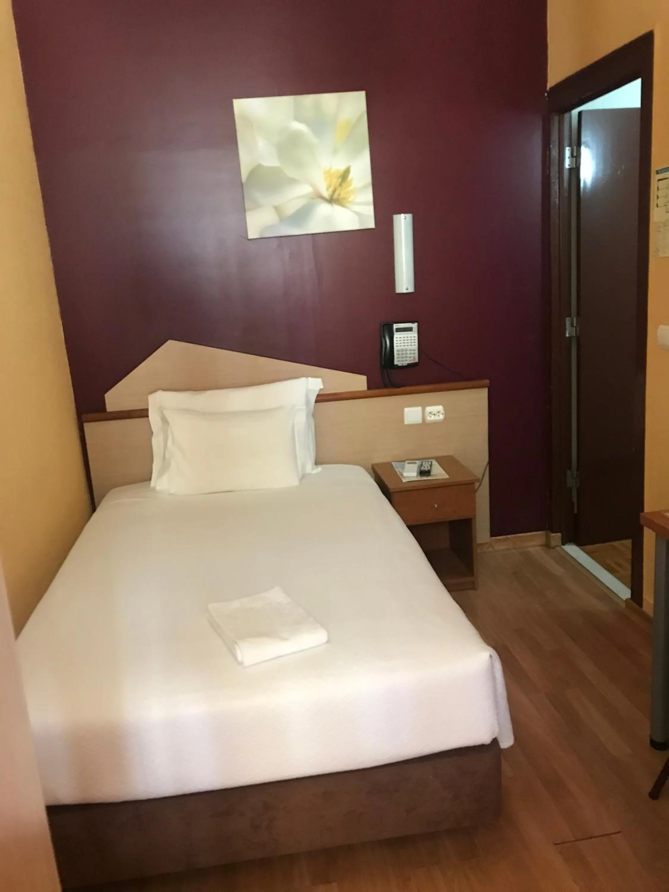 Photo of the whole room, Bed in Pensao Praca Da Figueira