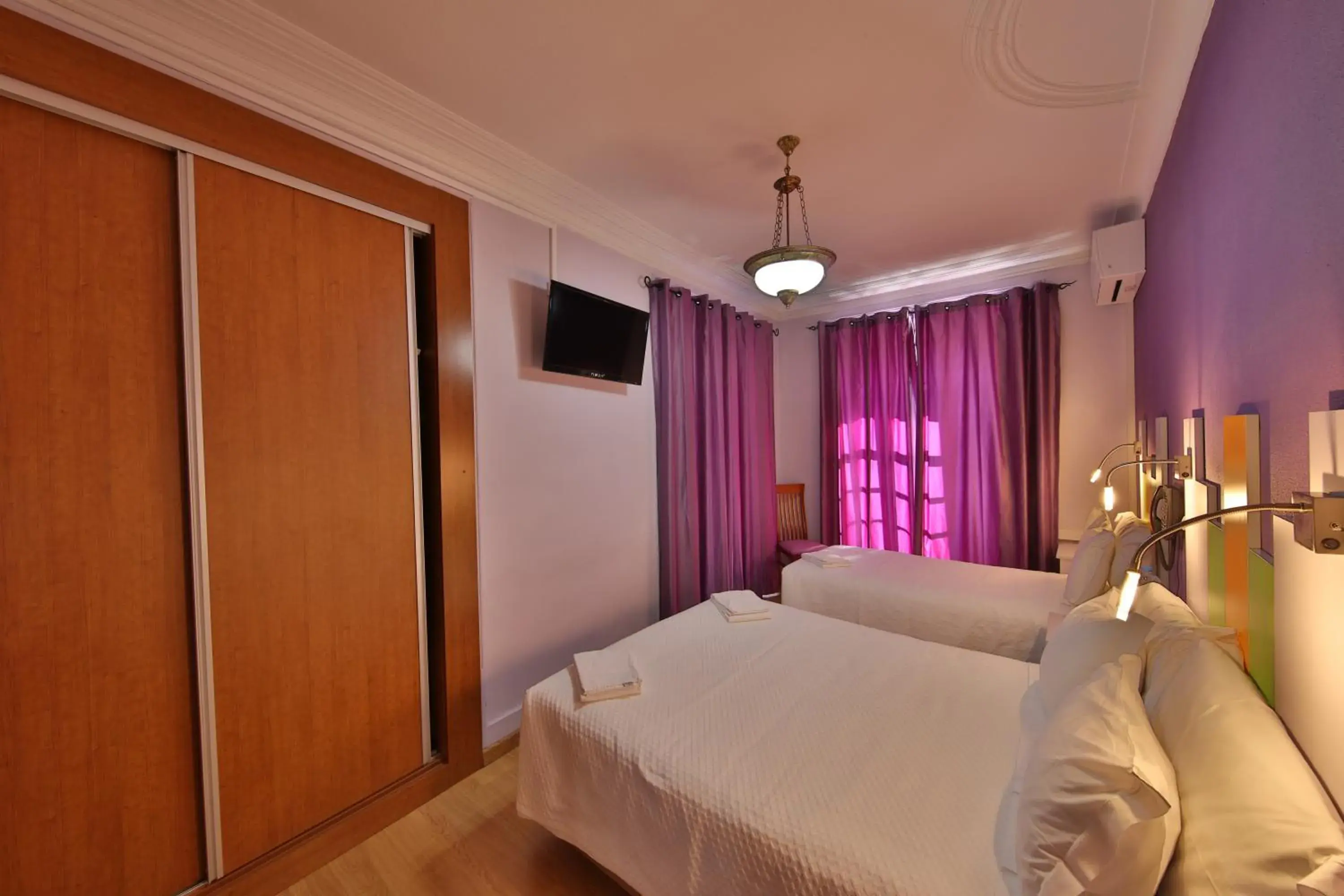 Triple Room with Shared Bathroom in Pensao Praca Da Figueira Triple Room with Shared Bathroom in Pensao Praca Da Figueira