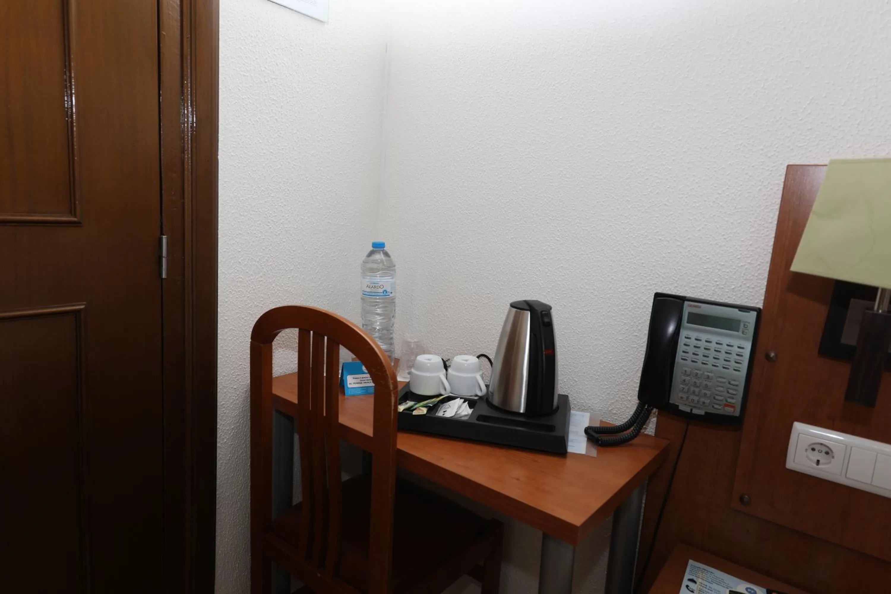 Coffee/tea facilities in Pensao Praca Da Figueira