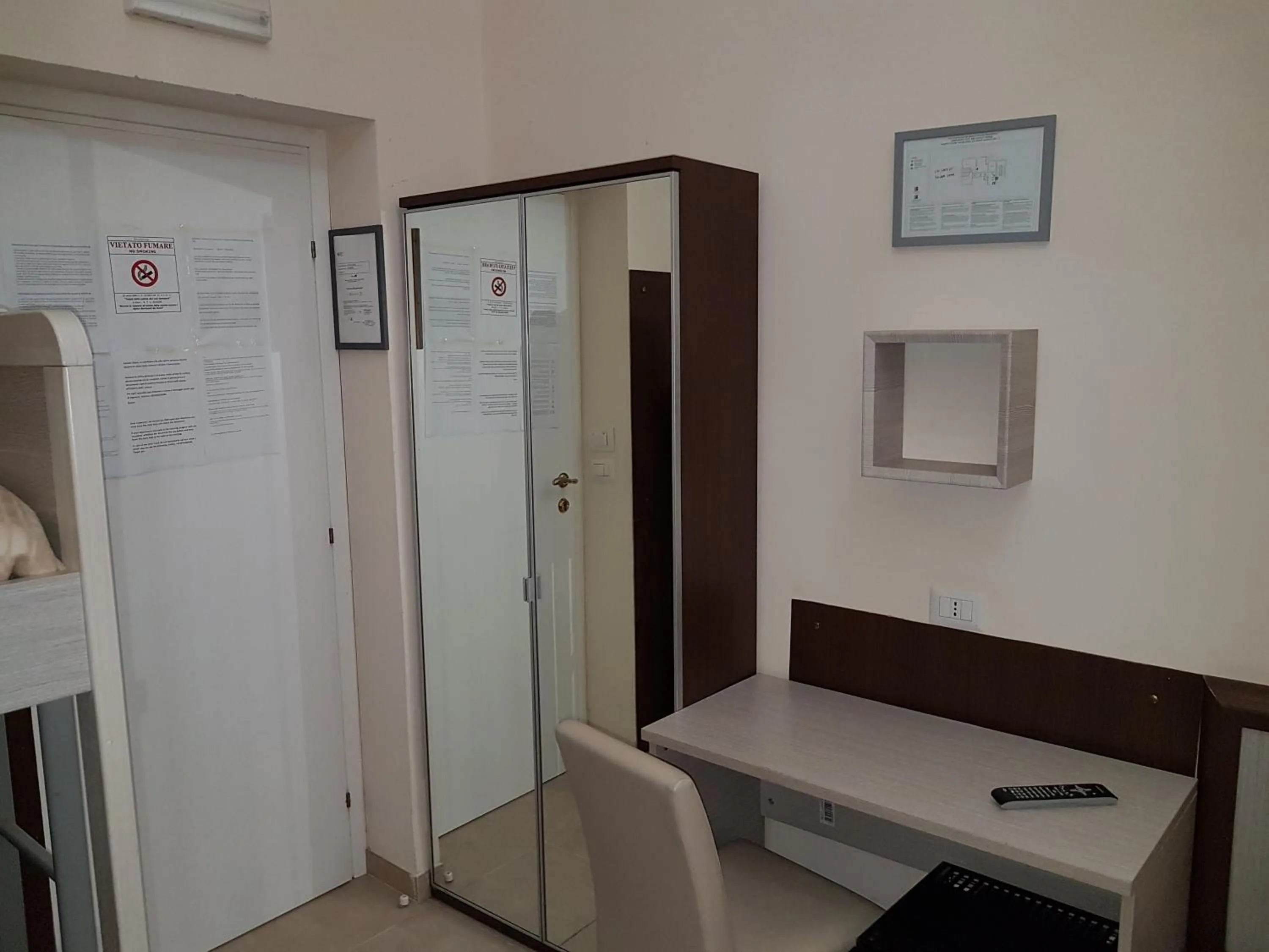 Photo of the whole room in Evergreen