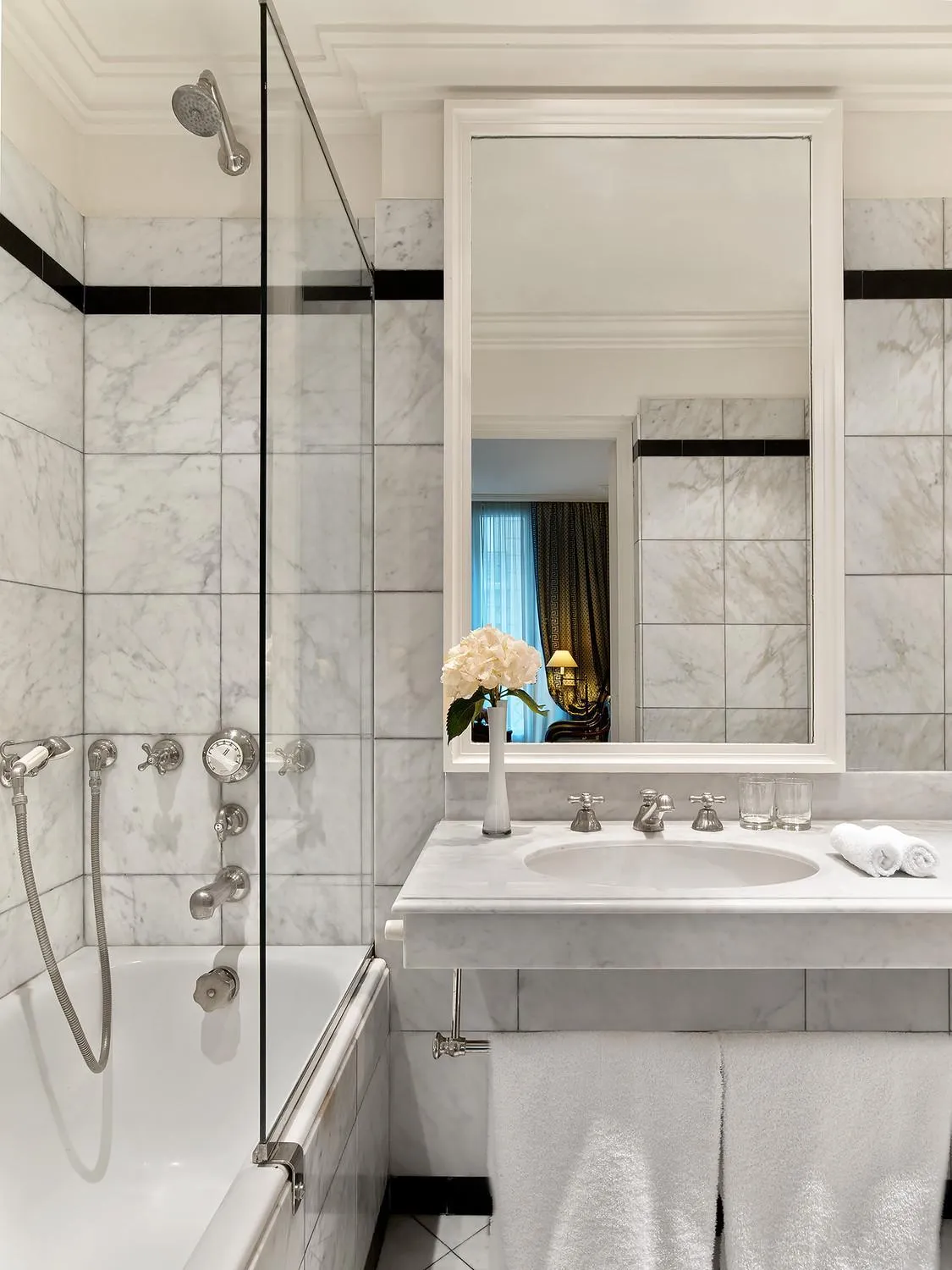 Bathroom in Le Dokhan's Paris Arc de Triomphe, a Tribute Portfolio Hotel