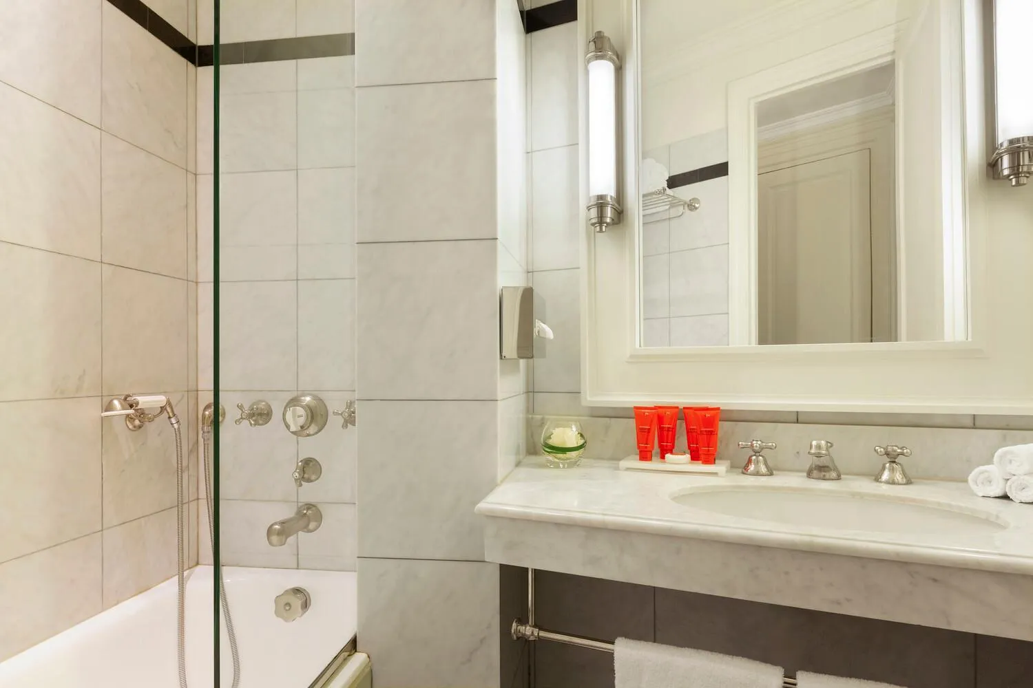 Bathroom in Le Dokhan's Paris Arc de Triomphe, a Tribute Portfolio Hotel