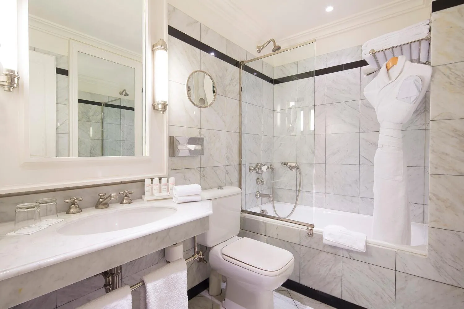 Bathroom in Le Dokhan's Paris Arc de Triomphe, a Tribute Portfolio Hotel