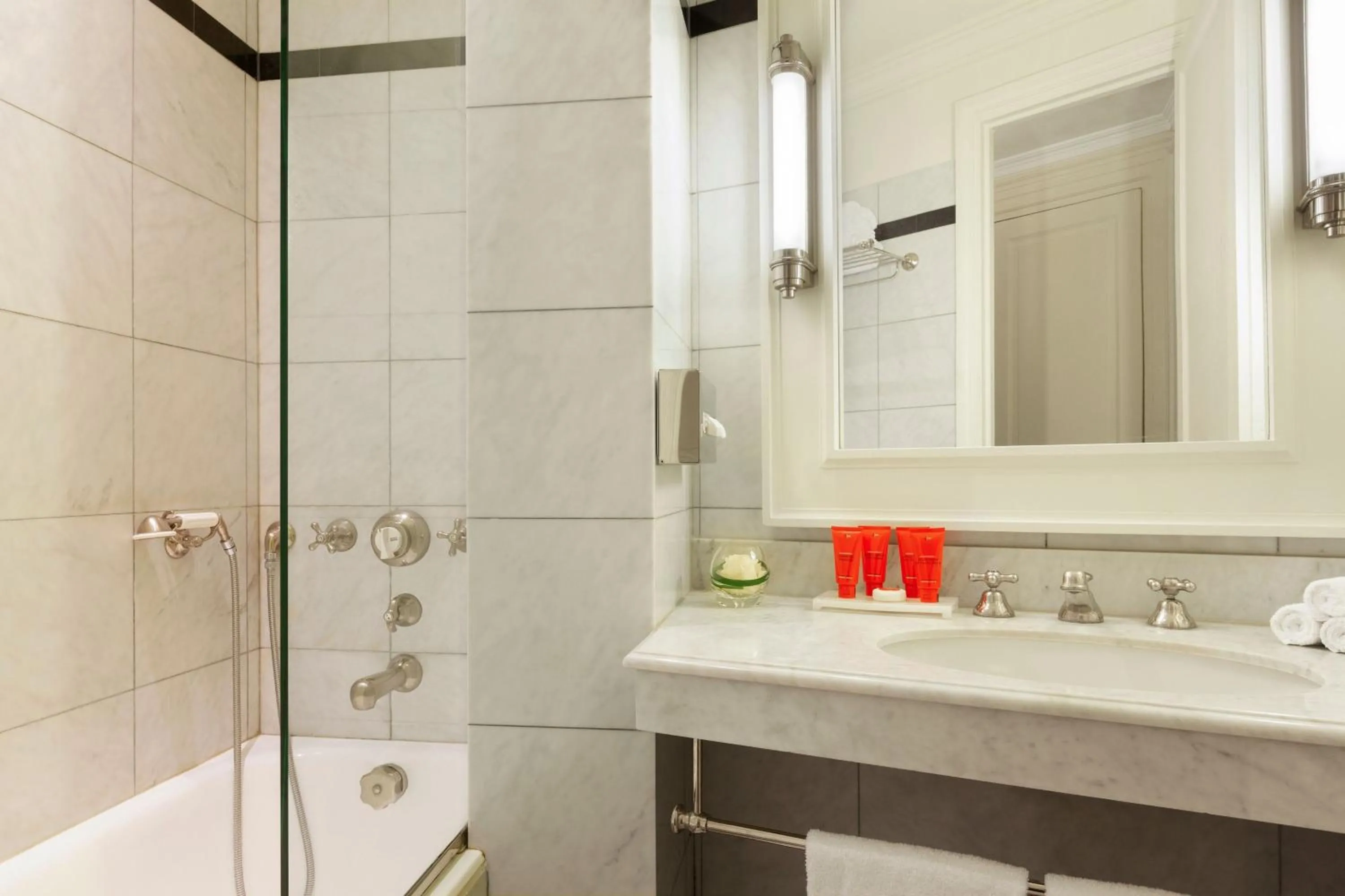 Bathroom in Le Dokhan's Paris Arc de Triomphe, a Tribute Portfolio Hotel