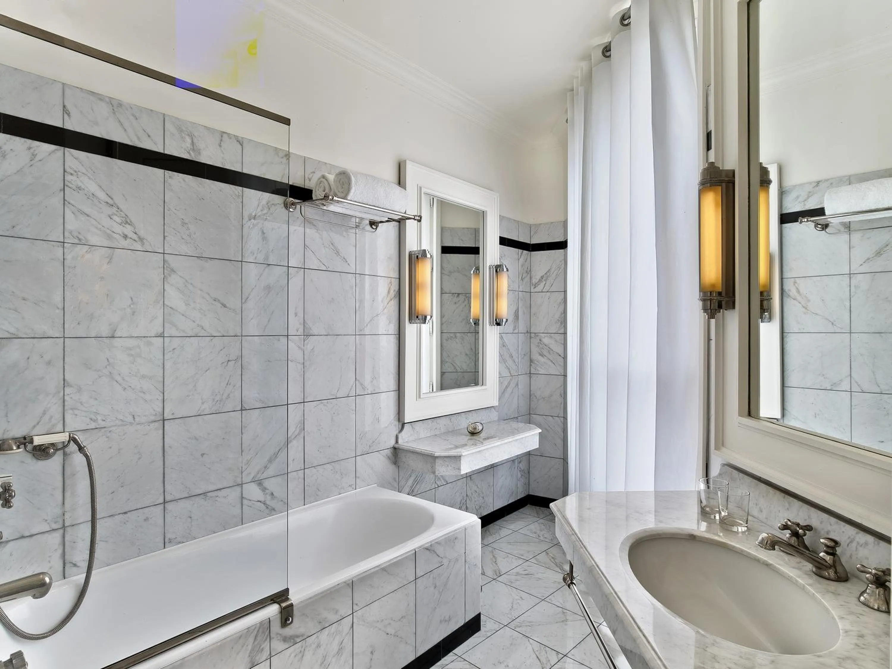 Bathroom in Le Dokhan's Paris Arc de Triomphe, a Tribute Portfolio Hotel