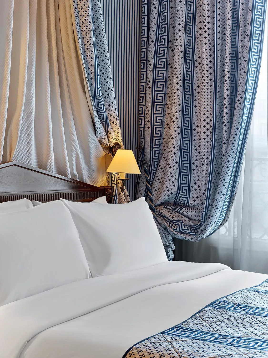 Bed in Le Dokhan's Paris Arc de Triomphe, a Tribute Portfolio Hotel