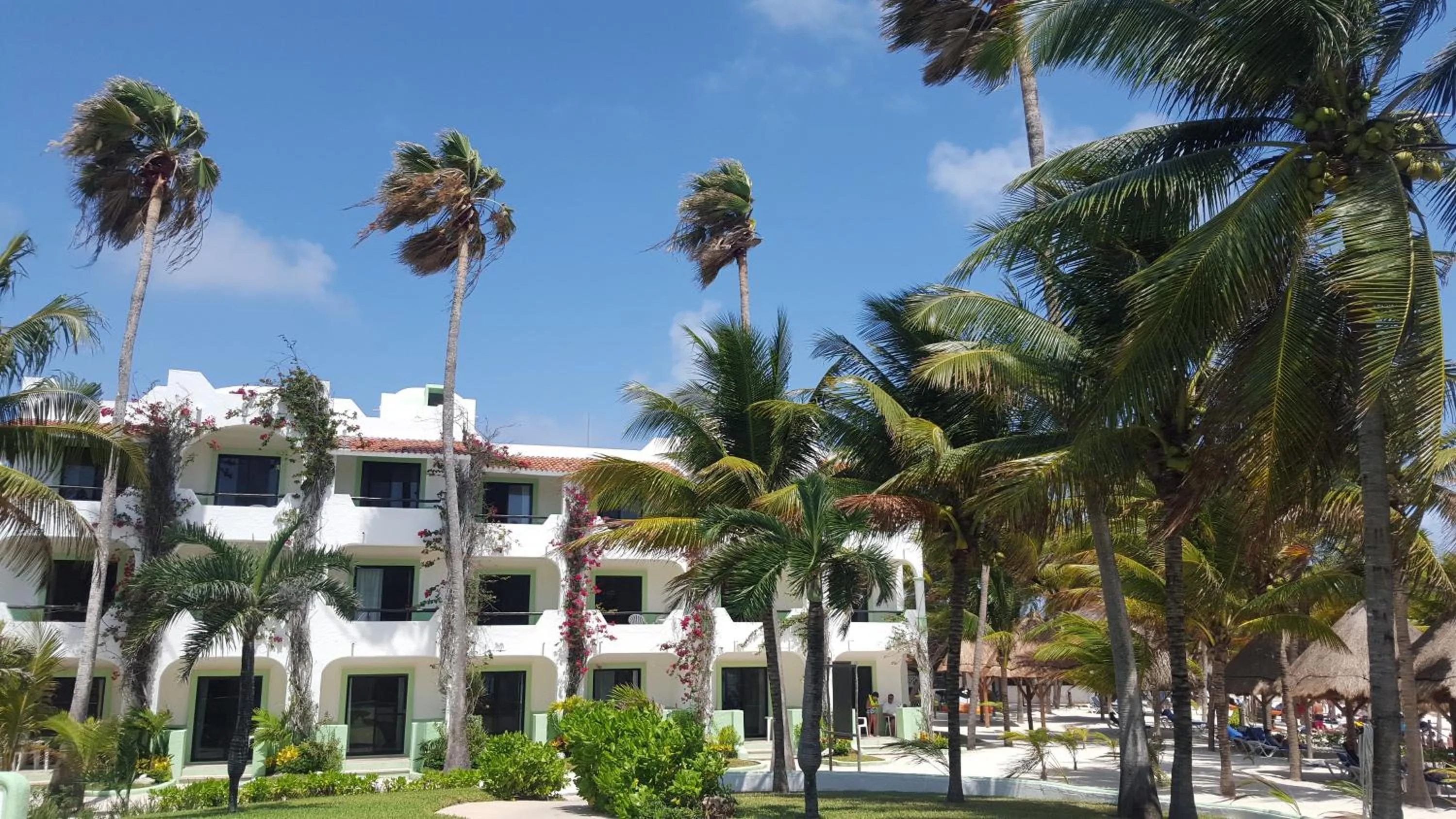 Property building in Hotel Club Akumal Caribe