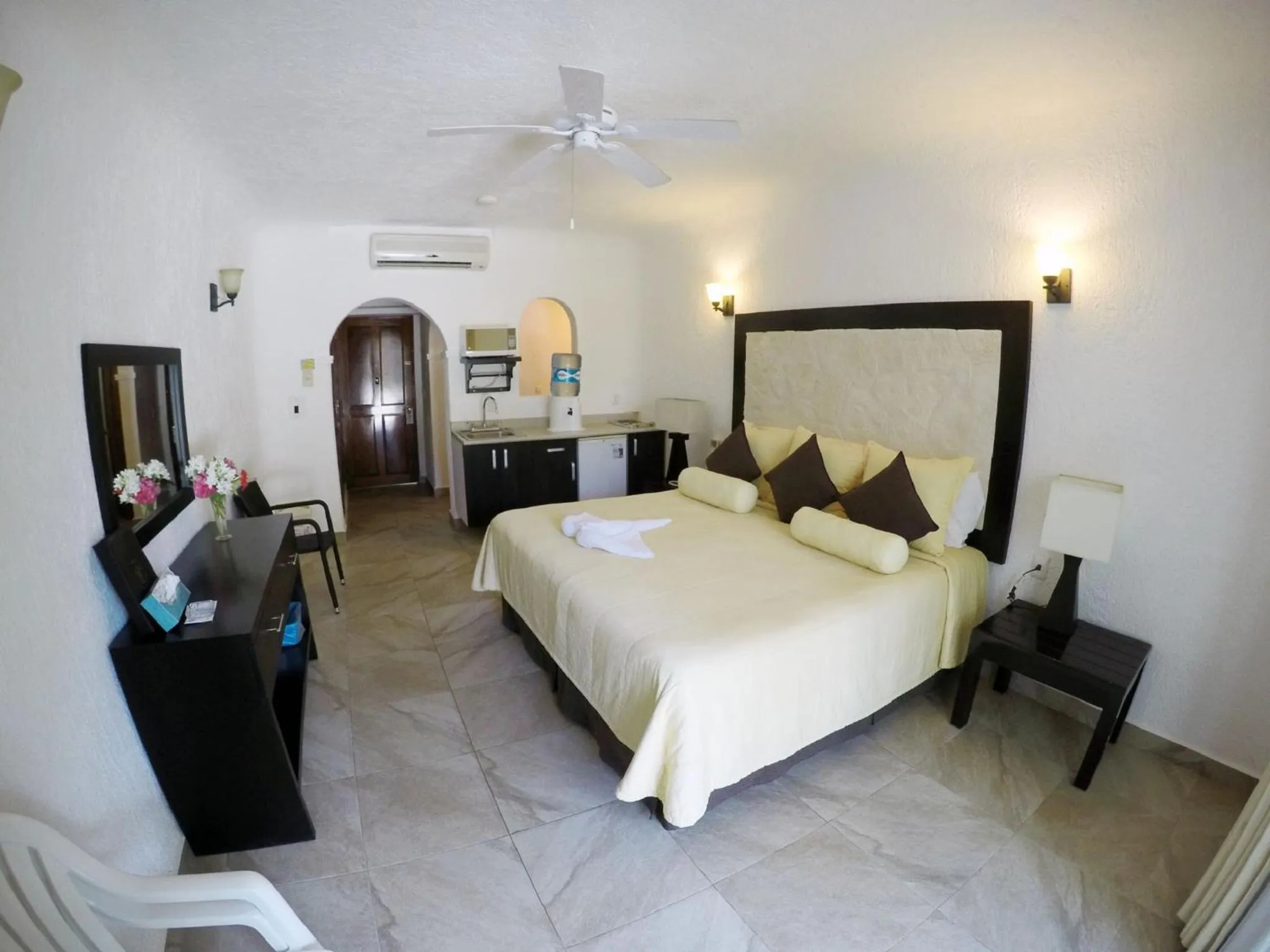 Photo of the whole room, Bed in Hotel Club Akumal Caribe
