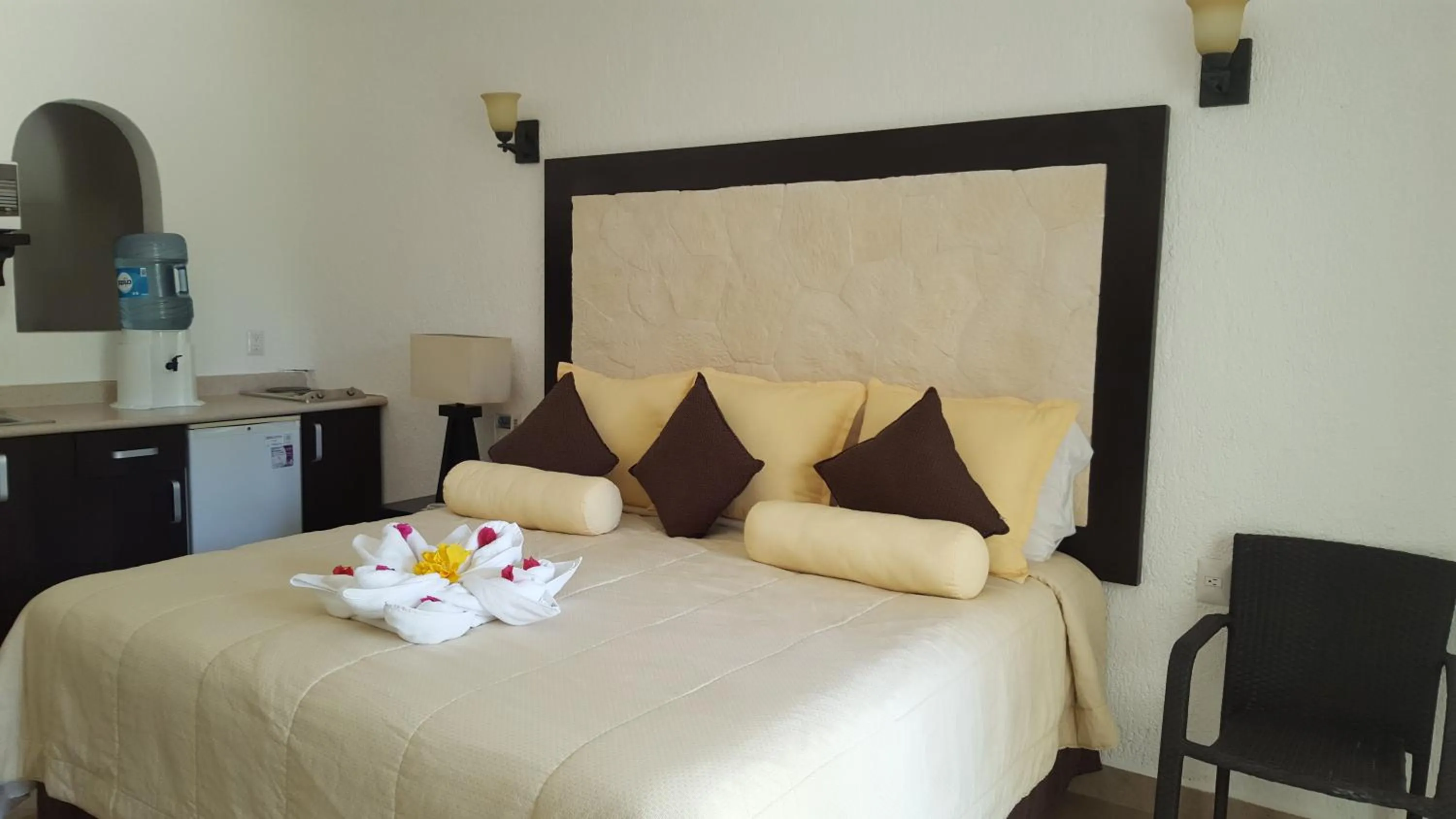 Photo of the whole room, Bed in Hotel Club Akumal Caribe