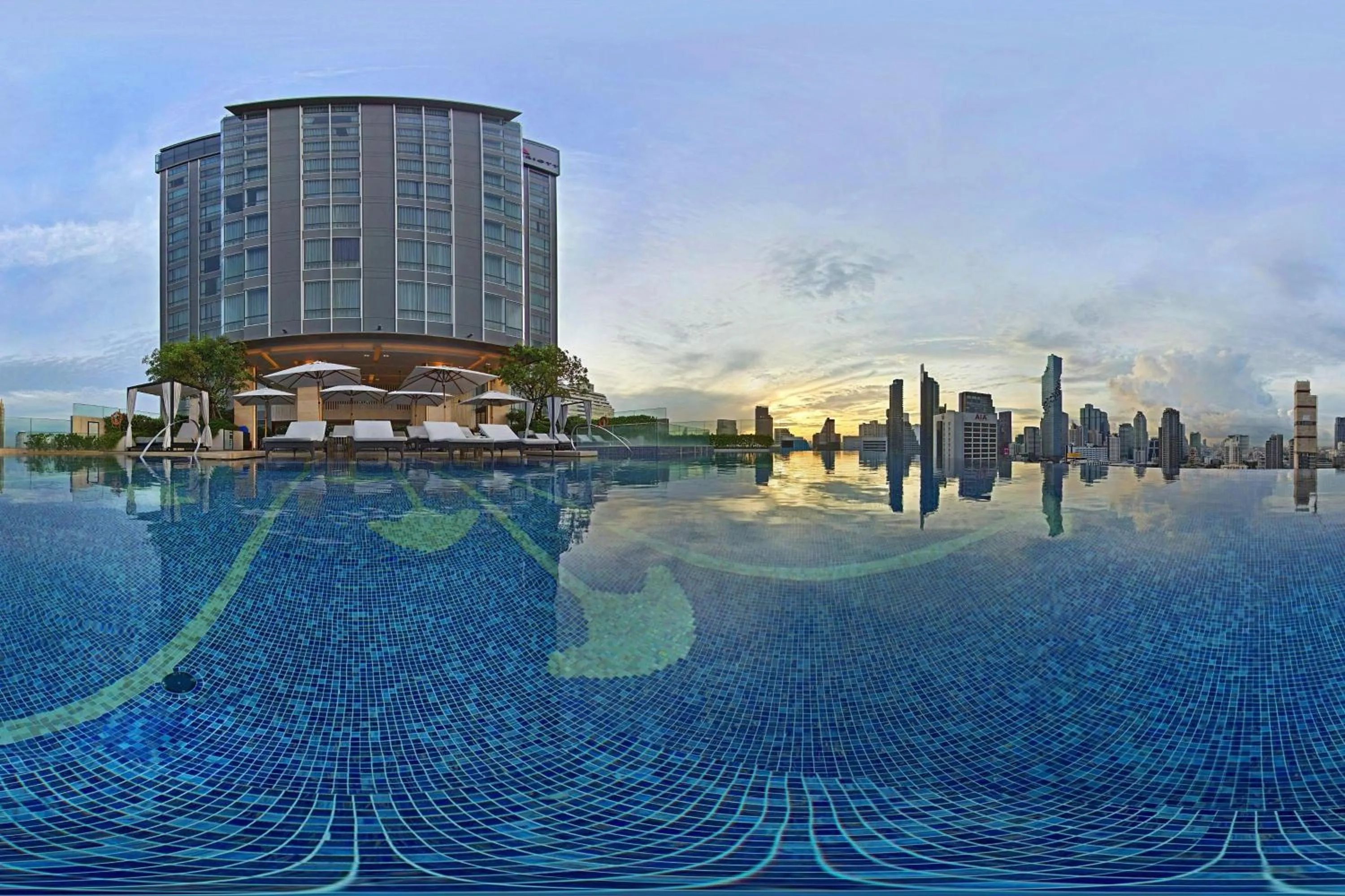 Swimming pool in Bangkok Marriott Hotel The Surawongse