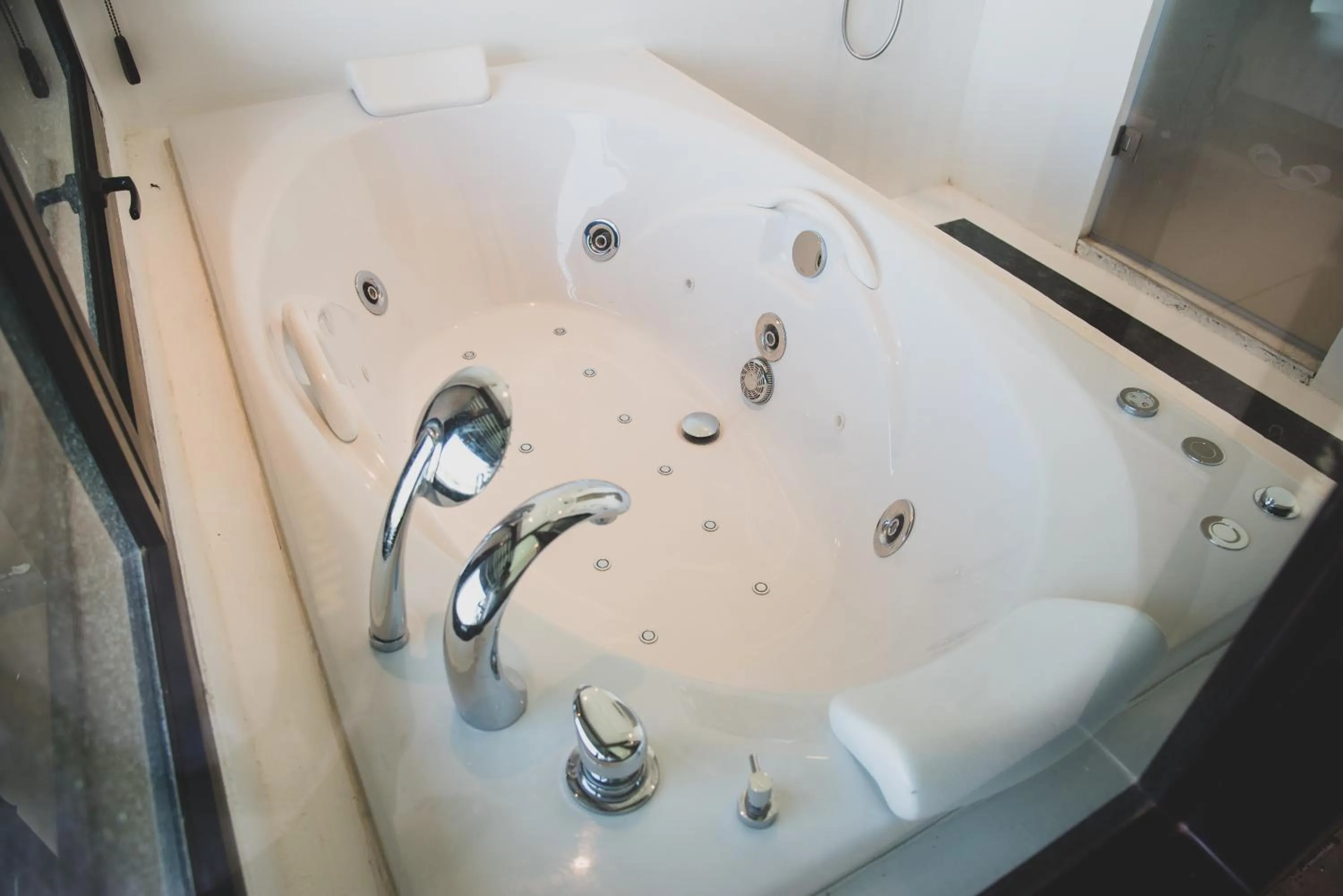 Hot Tub in Natee The Riverfront Hotel Kanchanaburi