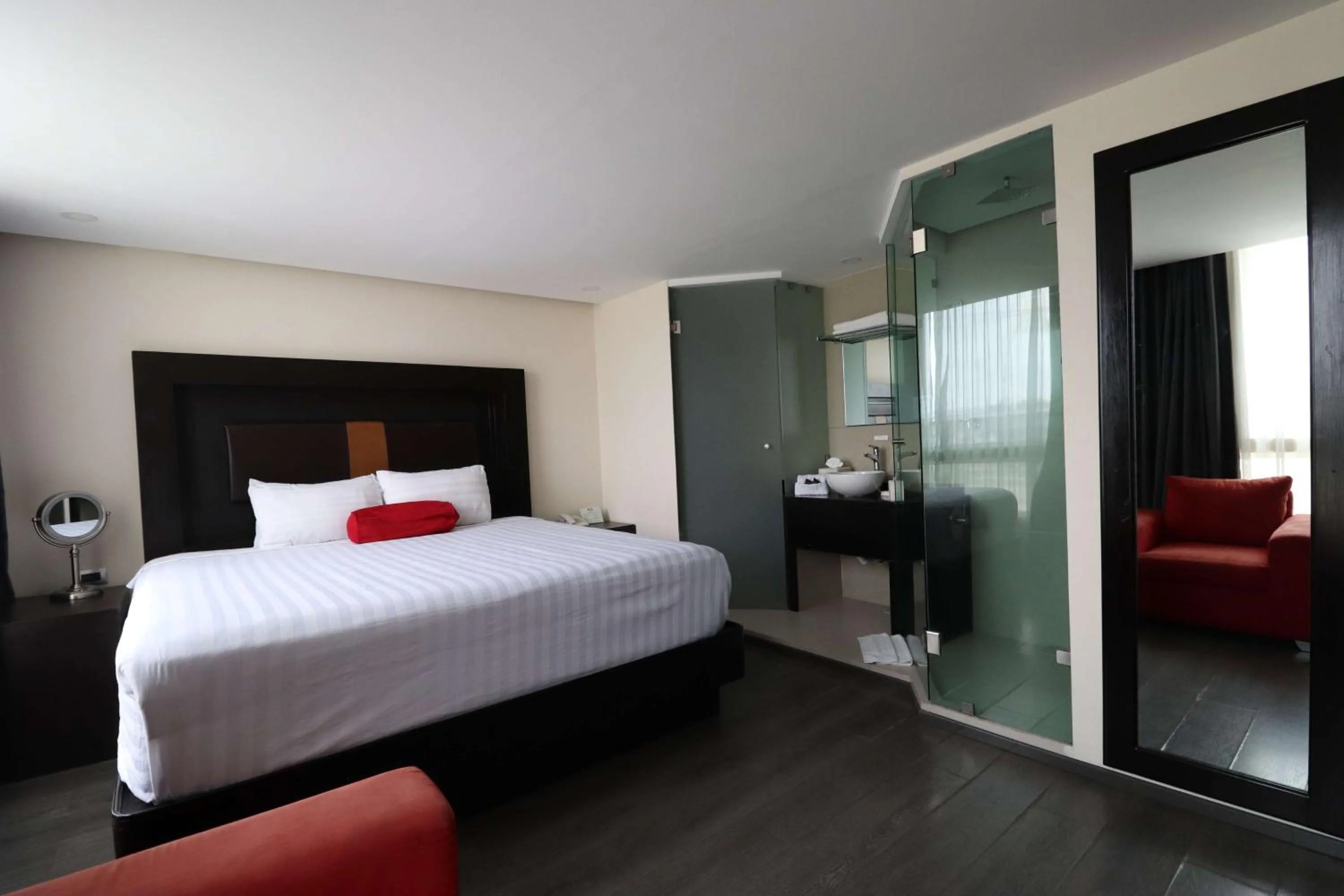 Bedroom, Bed in Best Western Plus Metepec & Suites
