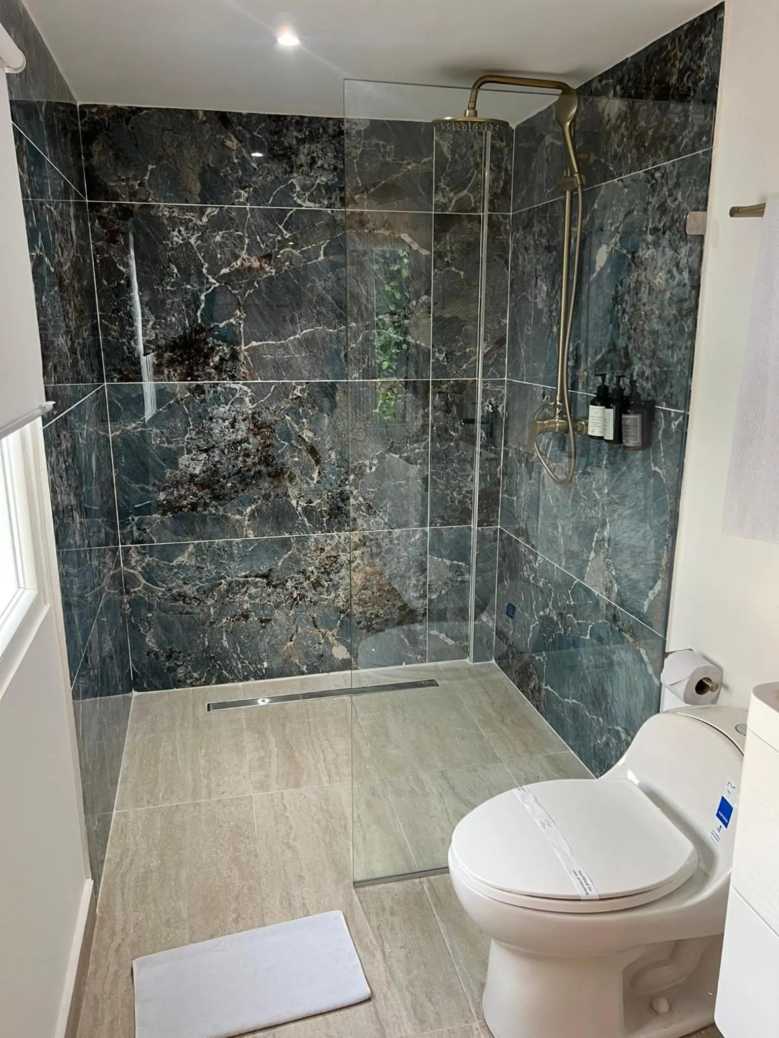 Shower in Hotel Playa Club