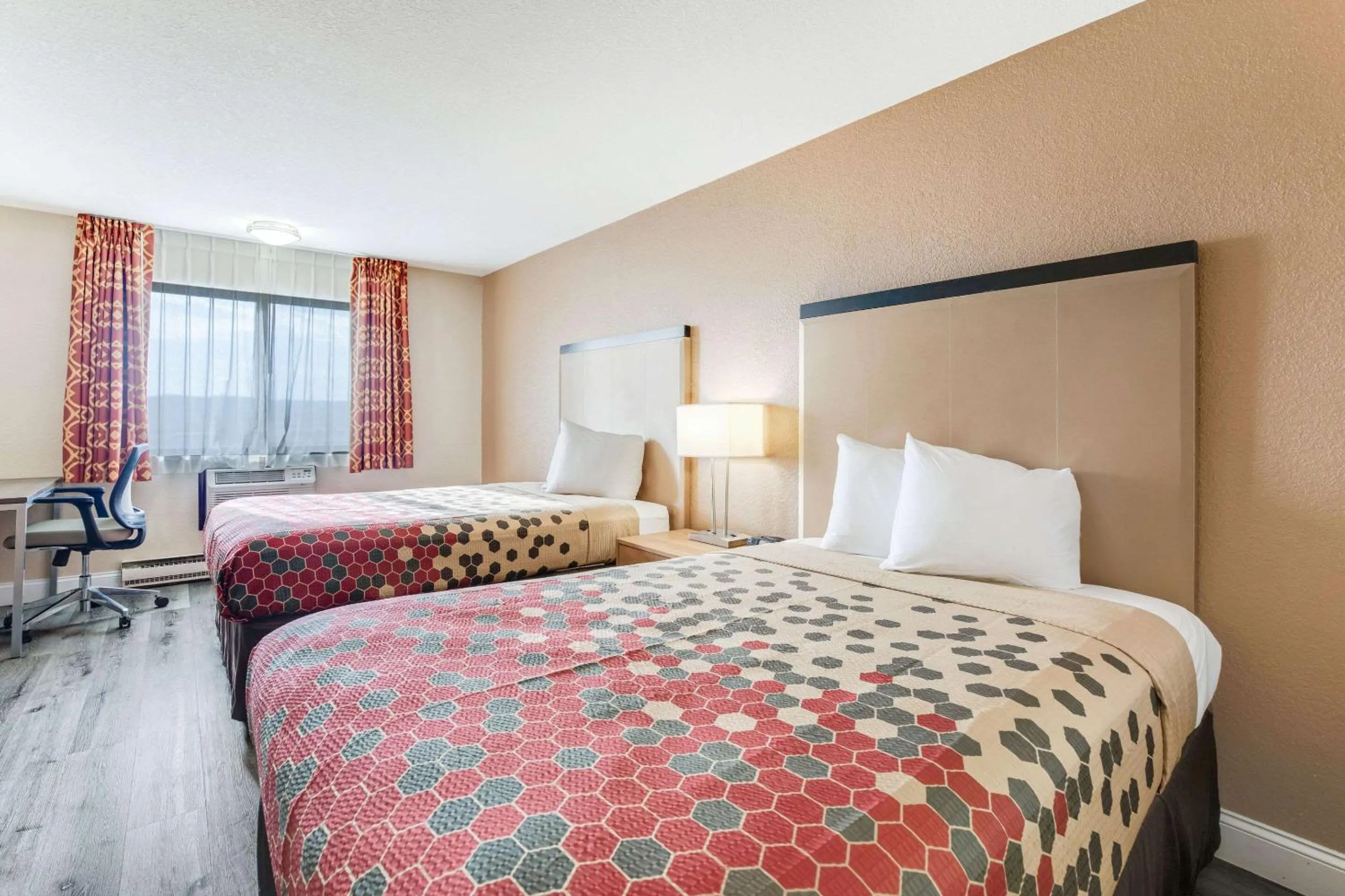 Bedroom, Bed in Econo Lodge Madison East