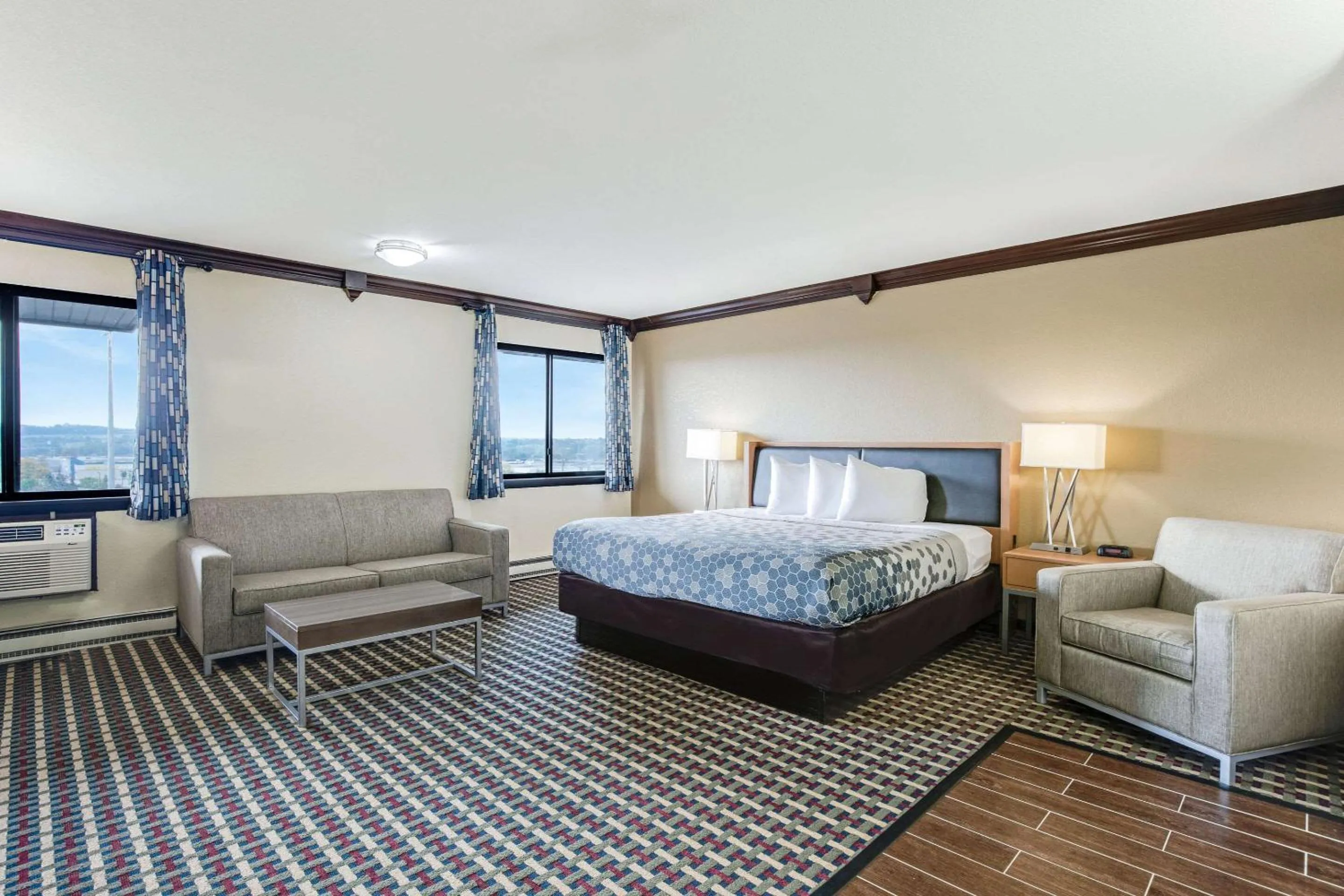 Bedroom, Bed in Econo Lodge Madison East