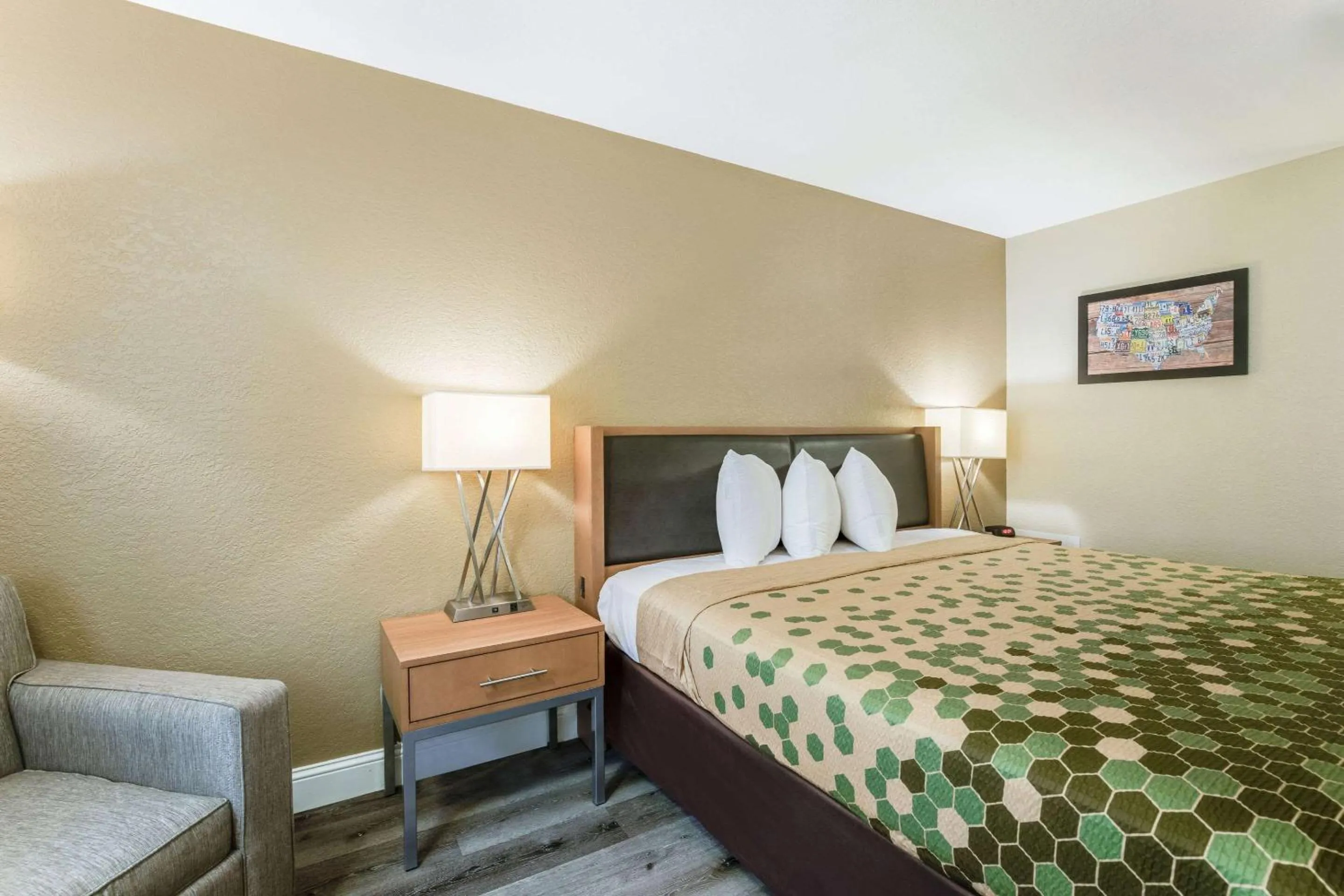 Bedroom, Bed in Econo Lodge Madison East