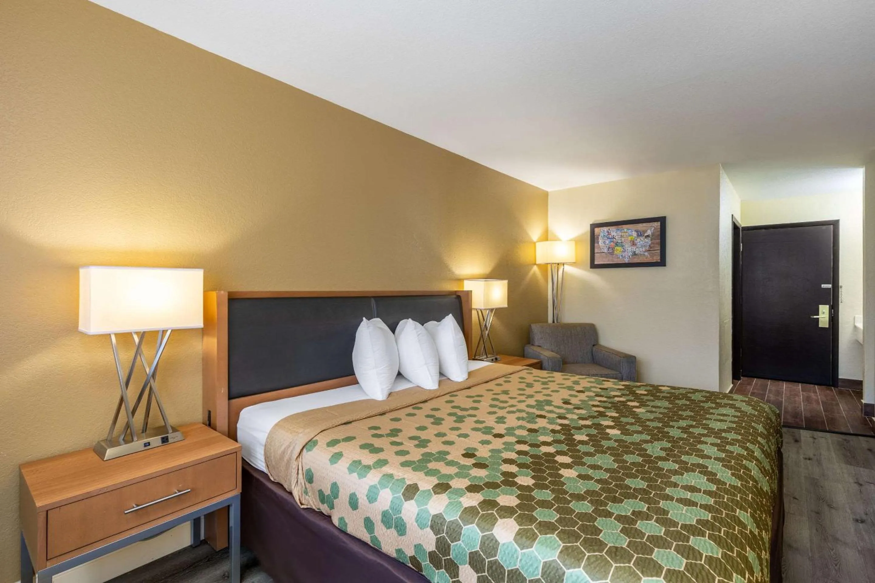 Bedroom, Bed in Econo Lodge Madison East