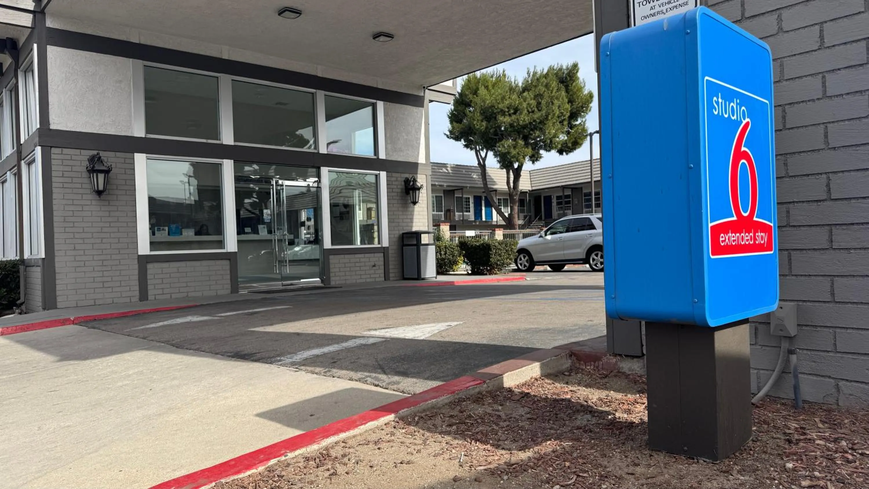 Parking in Studio 6 Corona, CA West