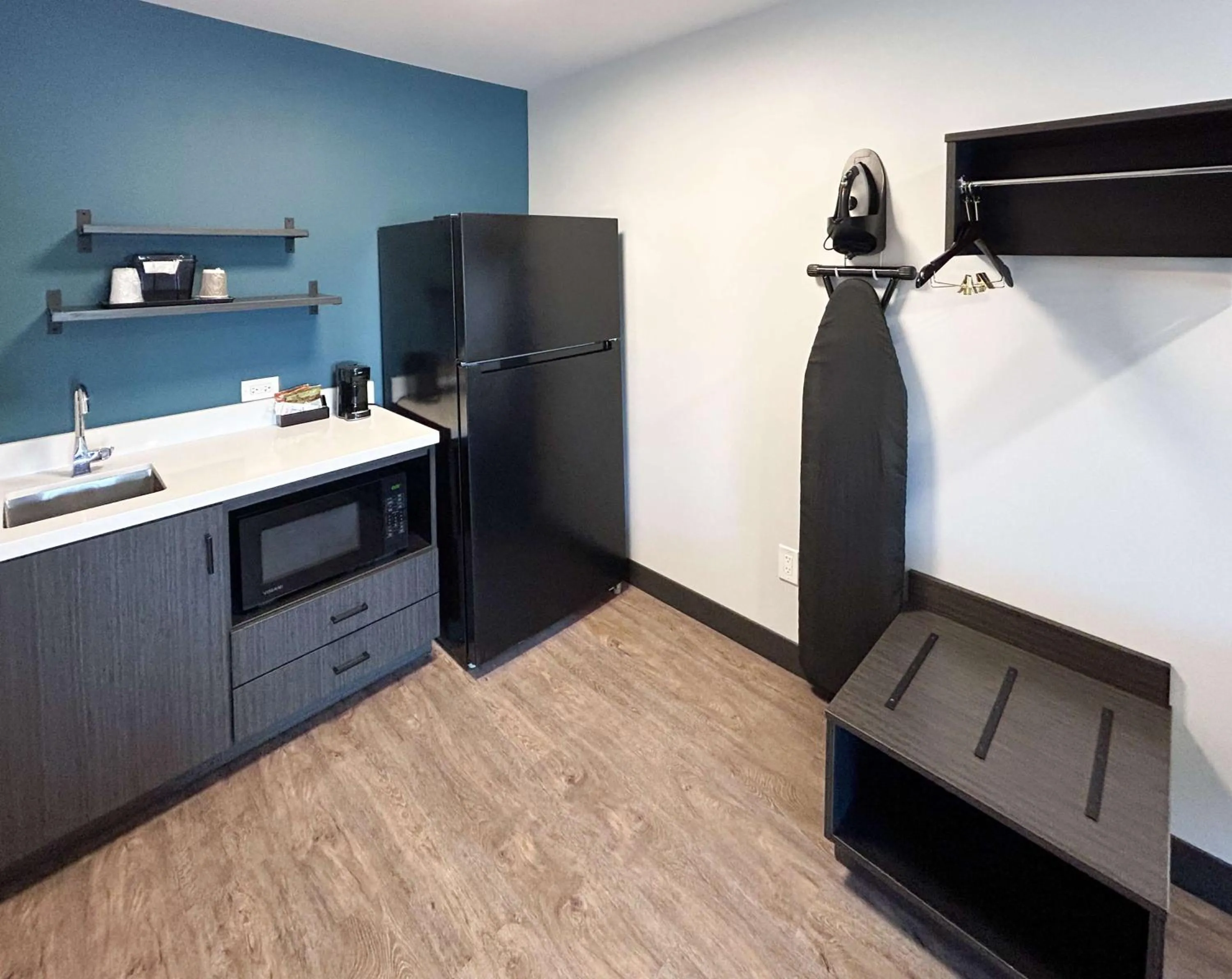 Kitchen or kitchenette in Studio 6 Corona, CA West