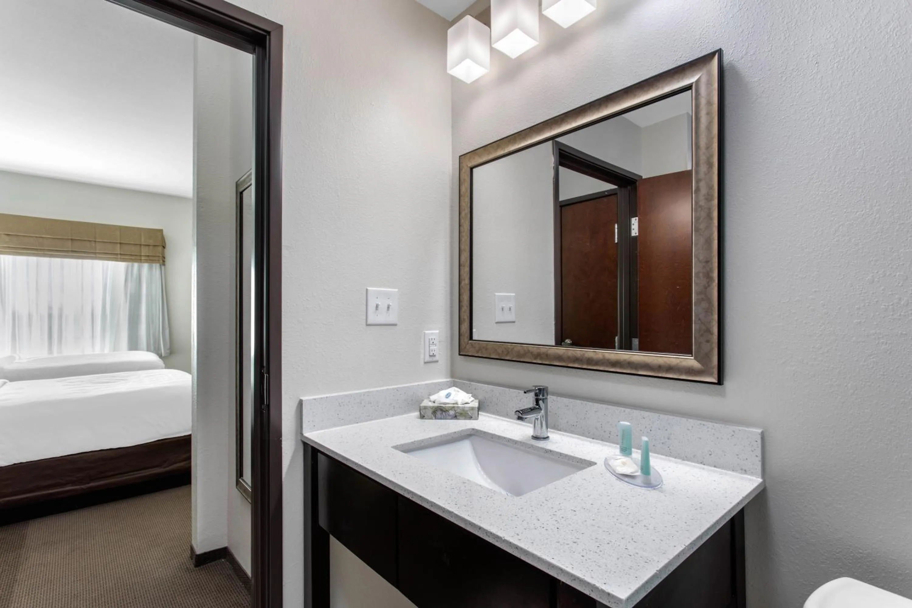 Bathroom, Bed in Sleep Inn Big Spring North I-20