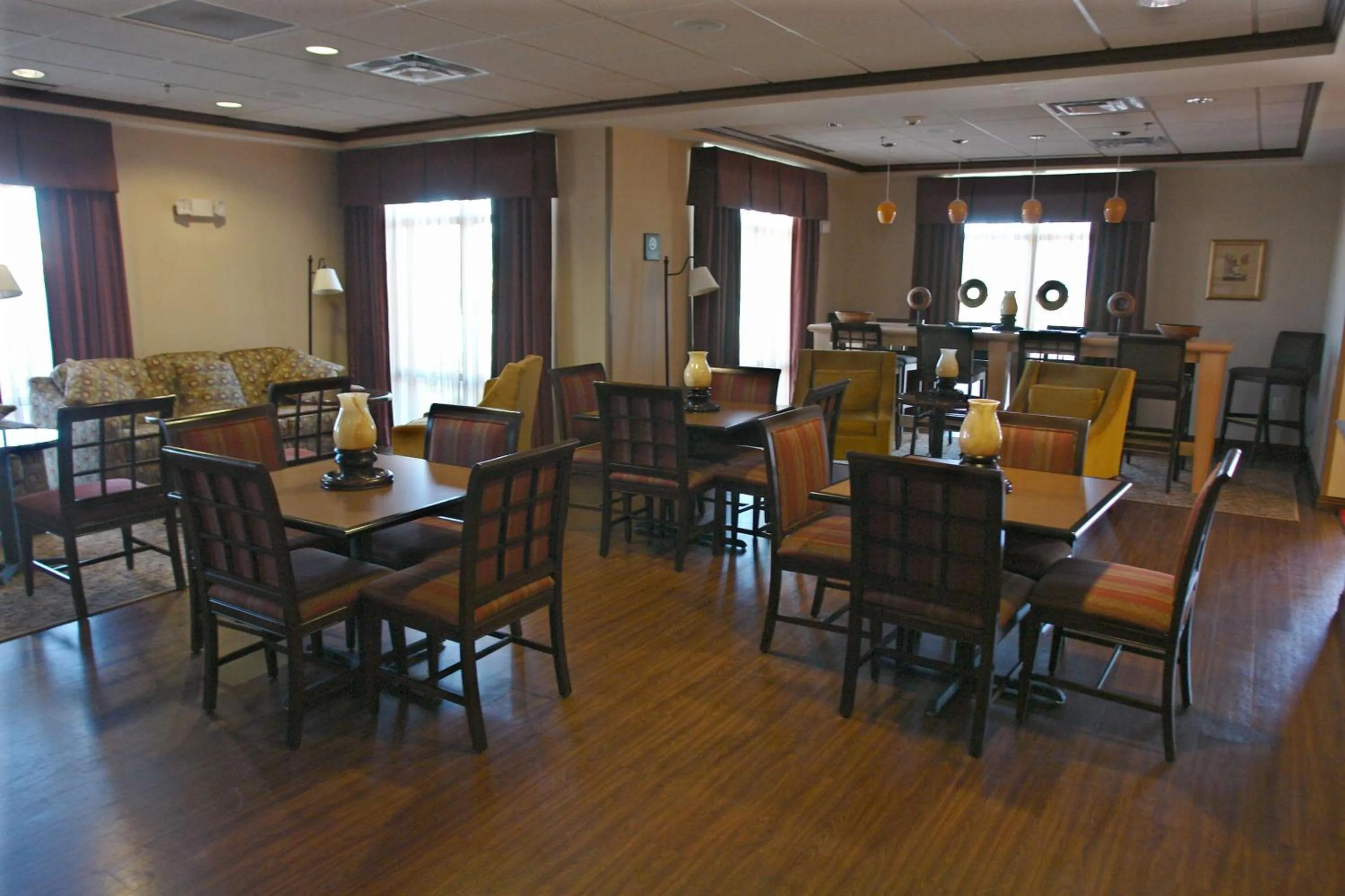 Dining area in Hampton Inn Gallipolis