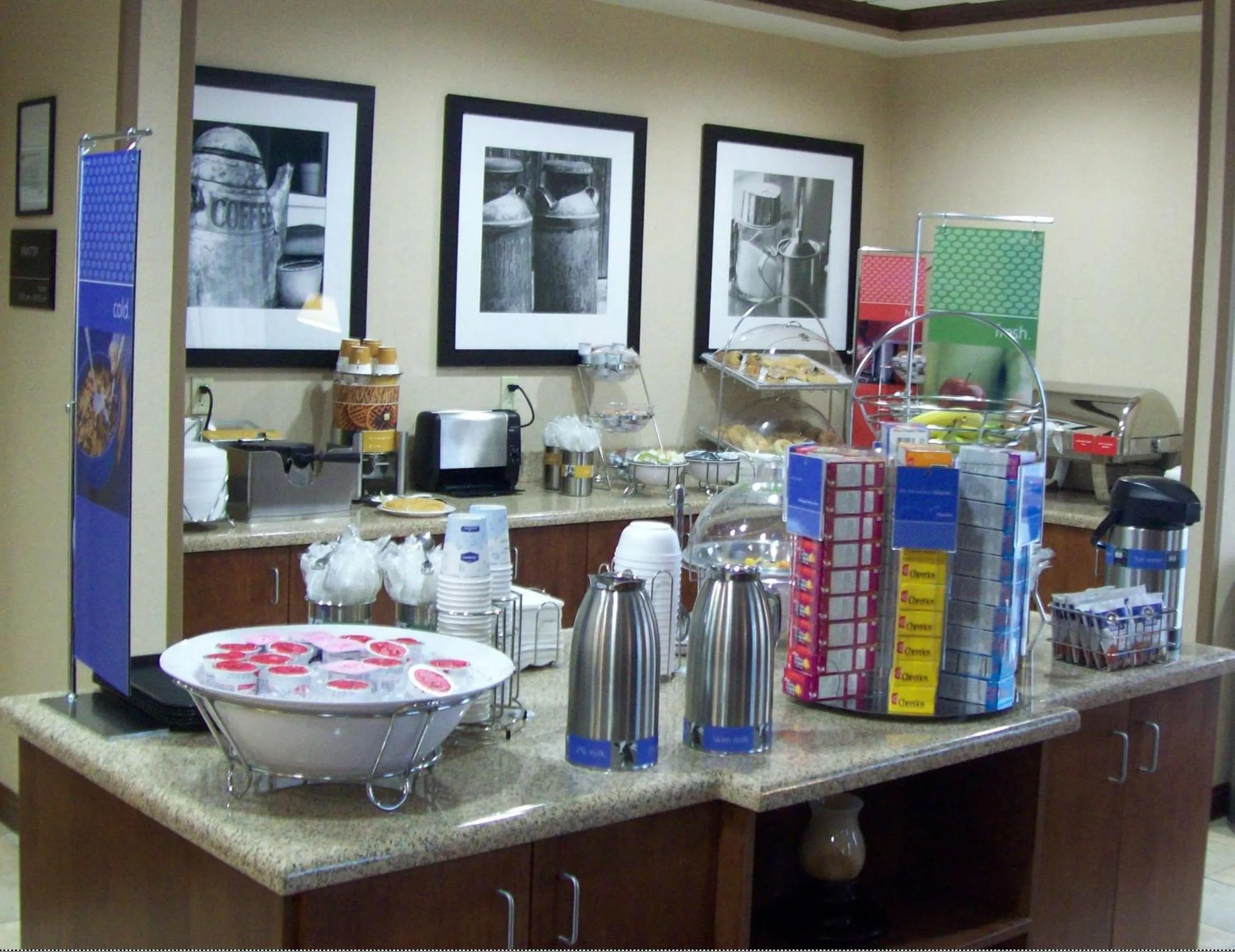 Dining area in Hampton Inn Gallipolis