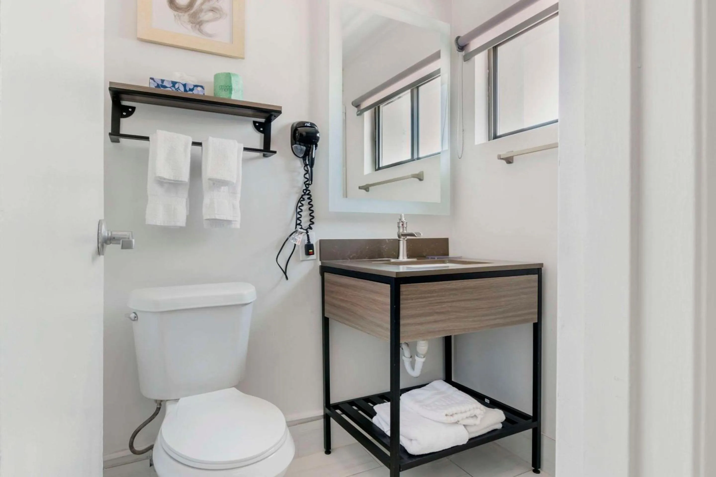 Bathroom in Comfort Inn Kansas City Midtown