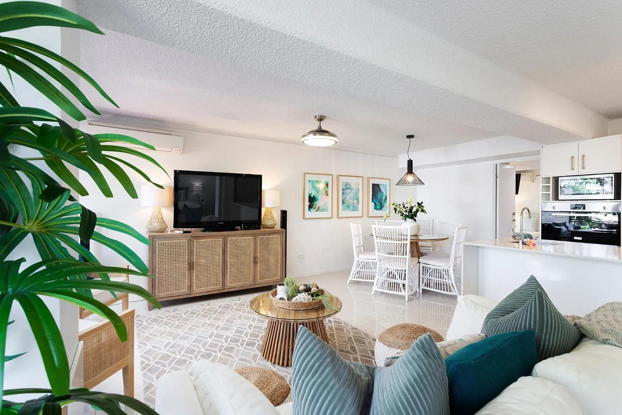 Dining area in Hotel Laguna