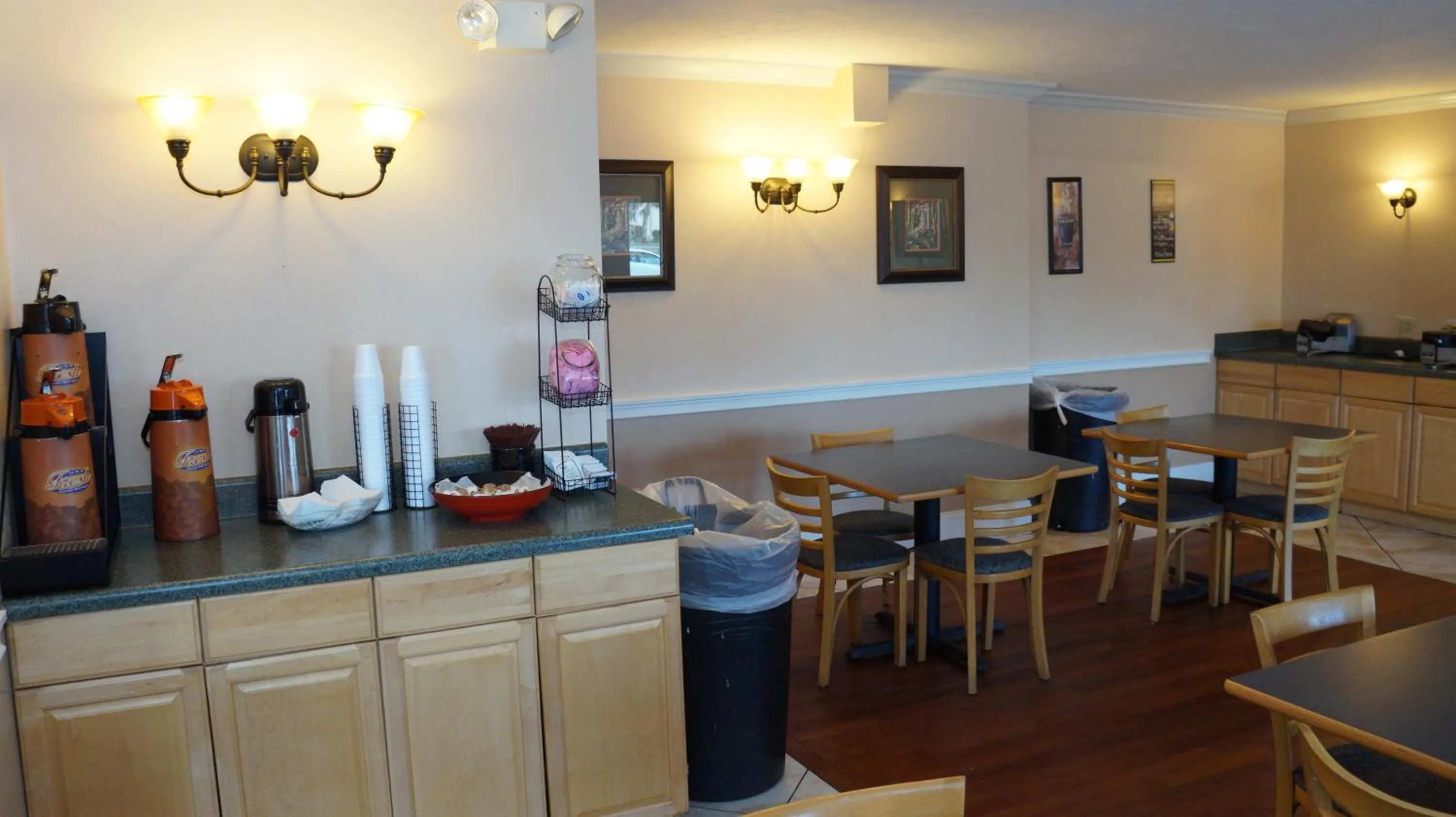 Restaurant/Places to Eat in Travelodge by Wyndham Fort Myers