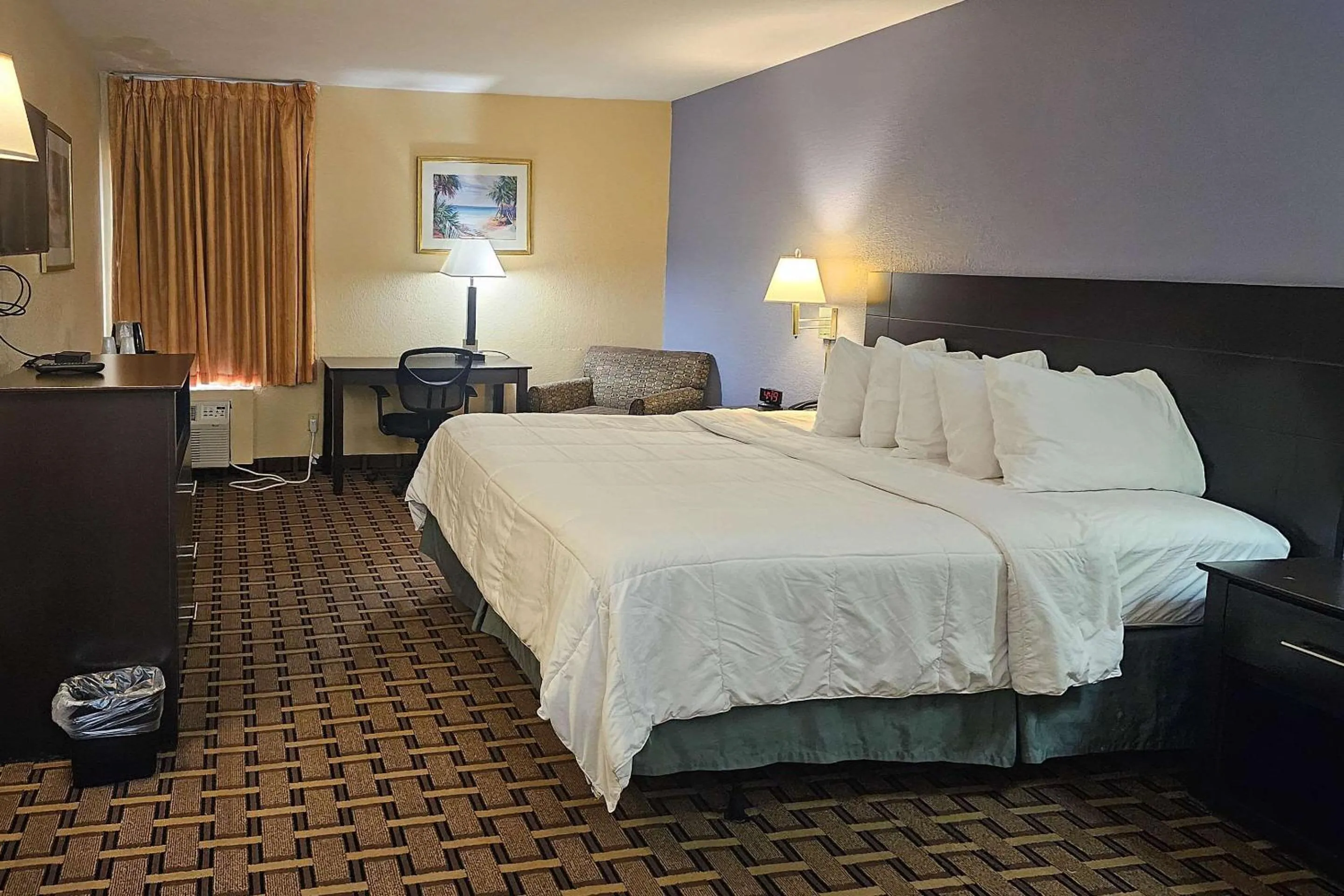 Bedroom, Bed in Travelodge by Wyndham Fort Myers