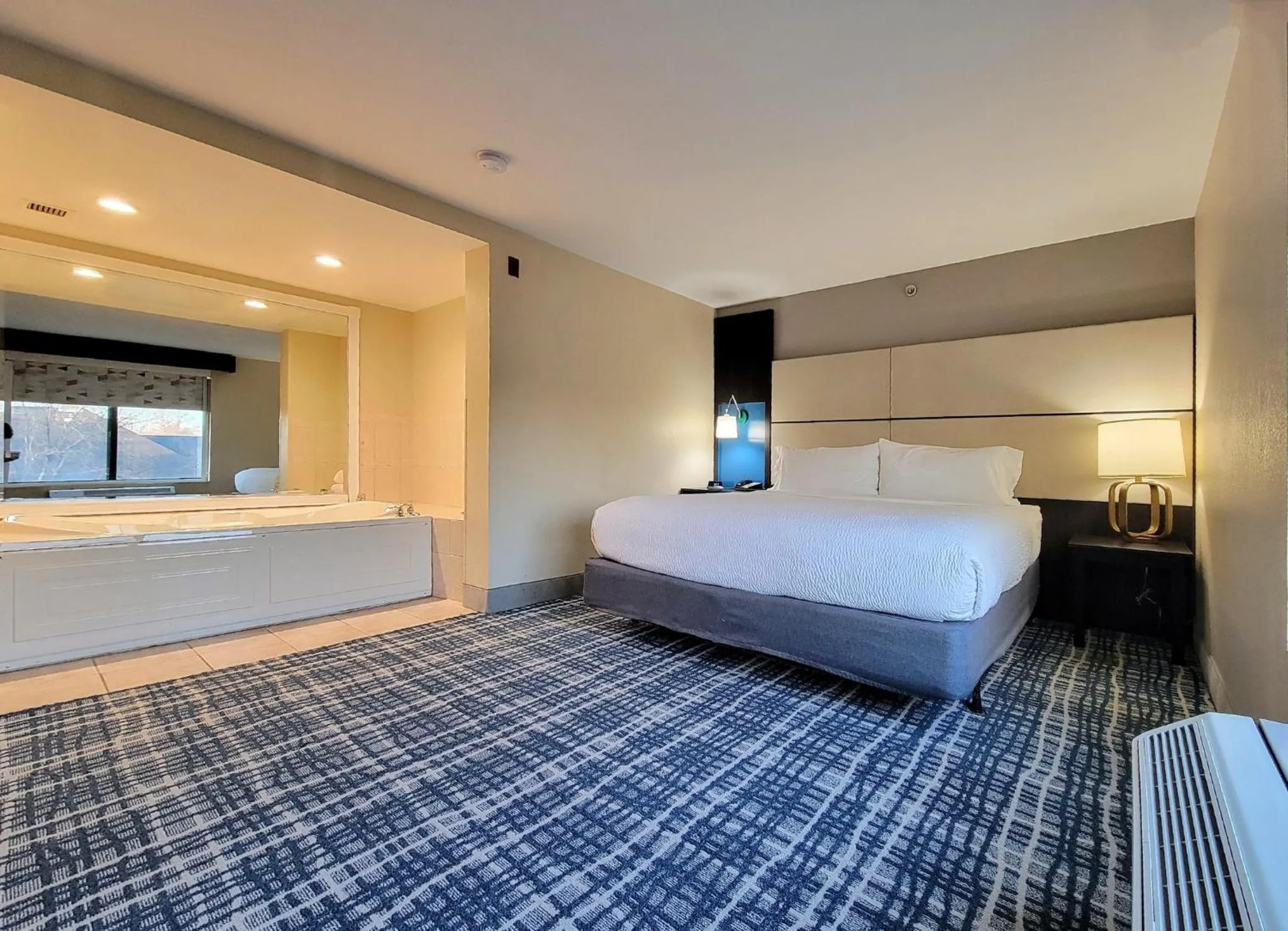 Coffee/tea facilities, Bed in Holiday Inn - Belcamp - Aberdeen Area by IHG