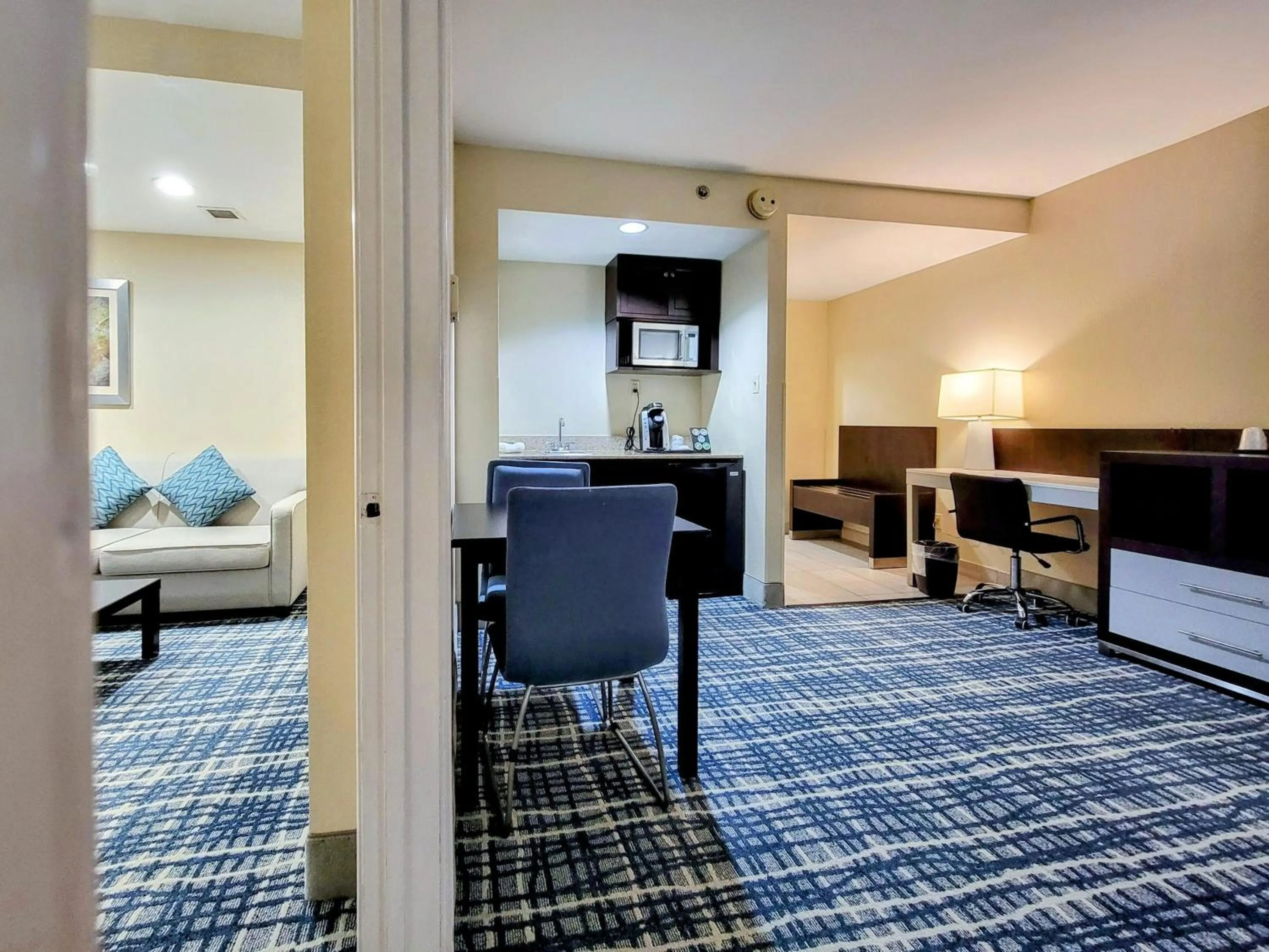 Coffee/tea facilities, Bed in Holiday Inn - Belcamp - Aberdeen Area by IHG