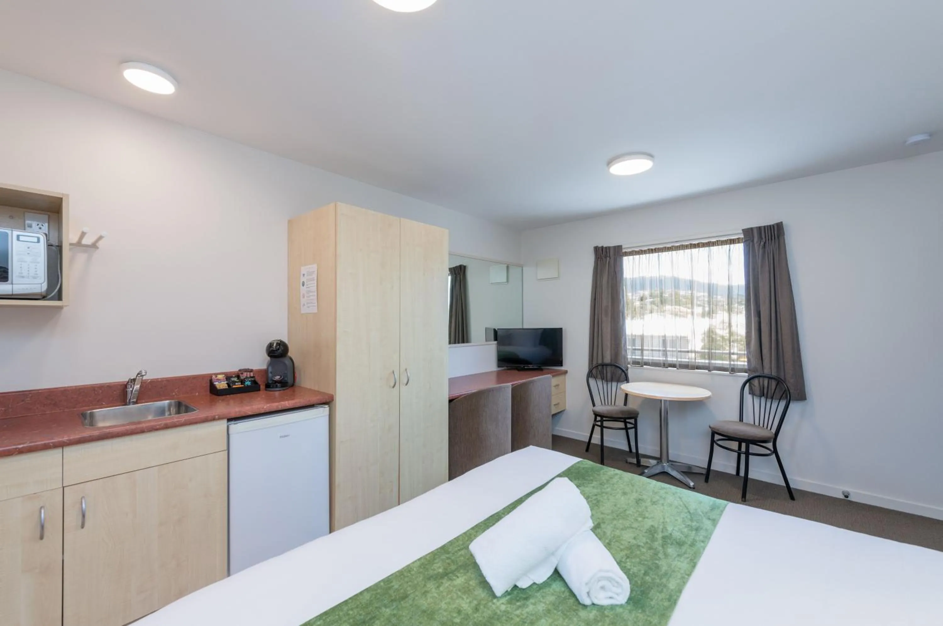 Kitchen or kitchenette, Bed in Bella Vista Nelson