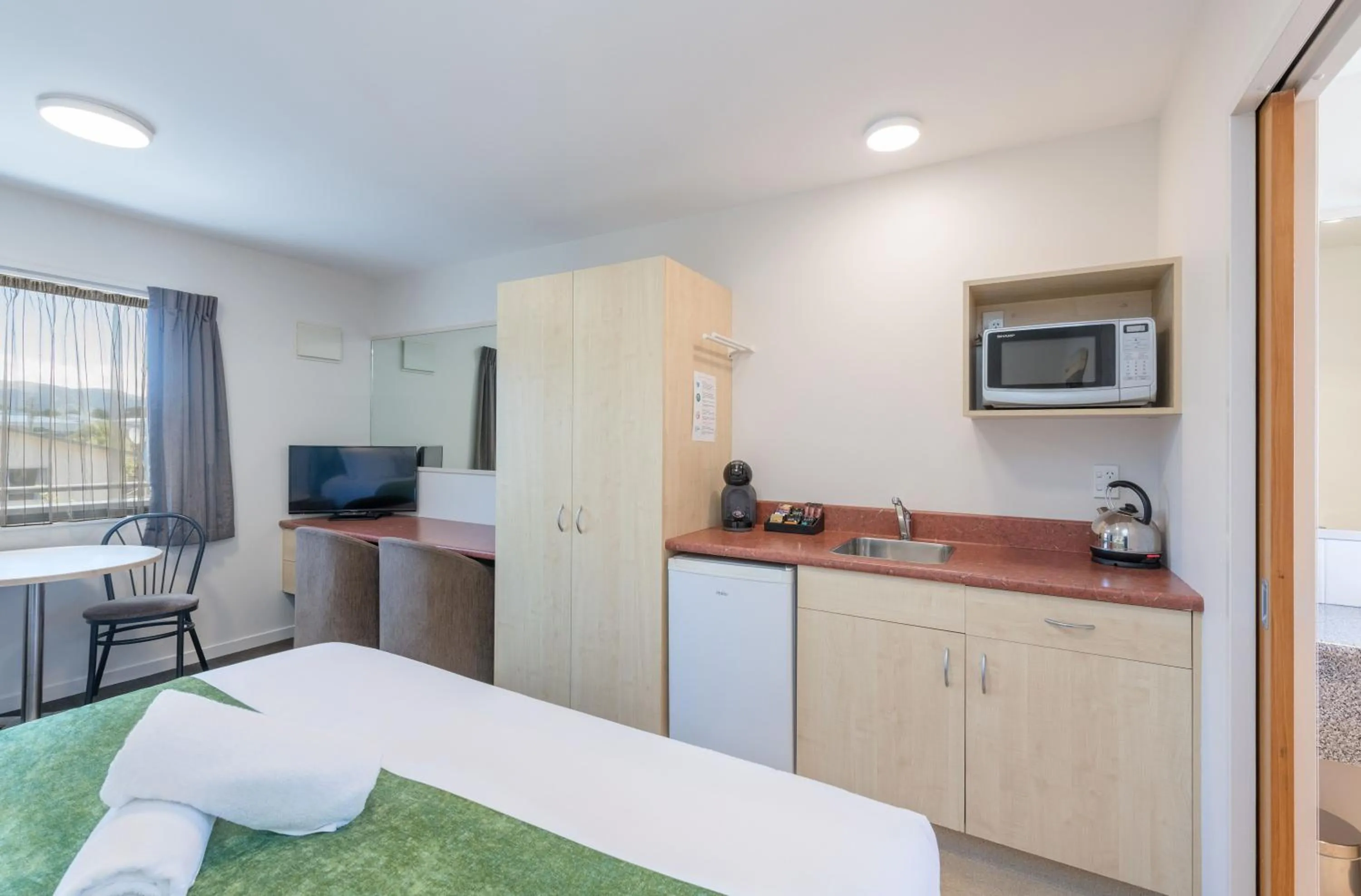 Kitchen or kitchenette, Bed in Bella Vista Nelson