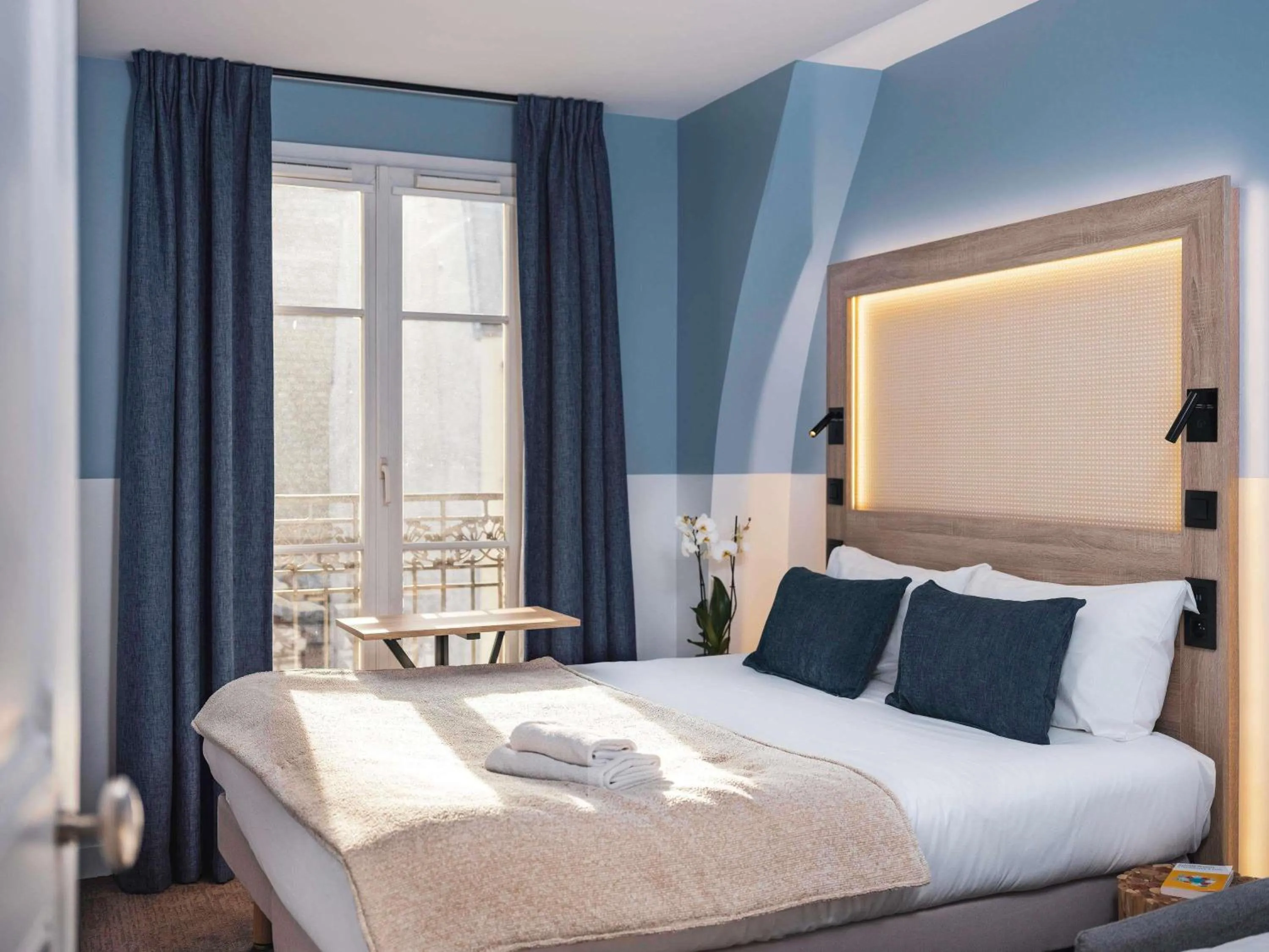 Property building, Bed in ibis Styles Paris Montmartre Nord