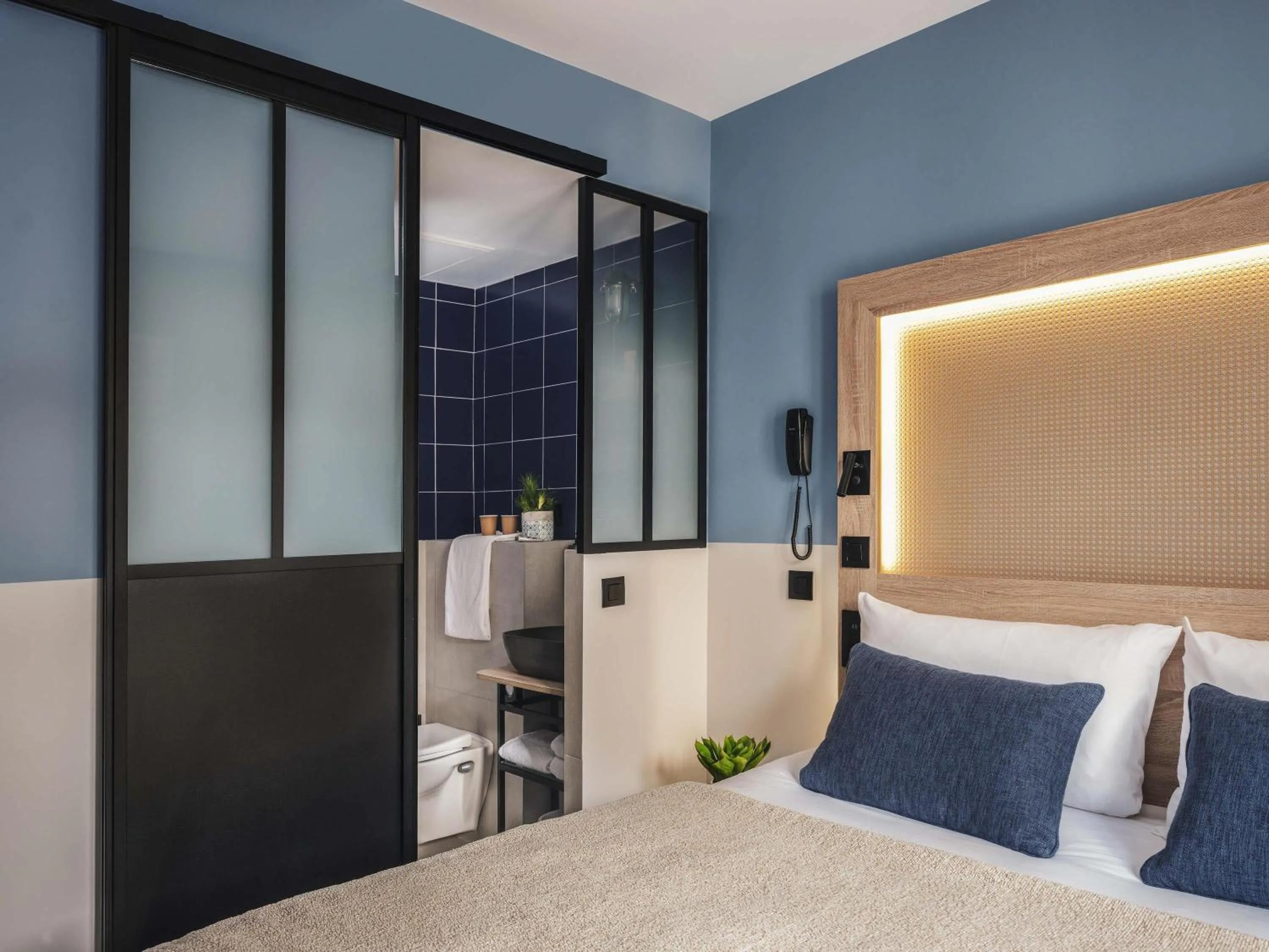 Bedroom, Bed in ibis Styles Paris Montmartre Nord