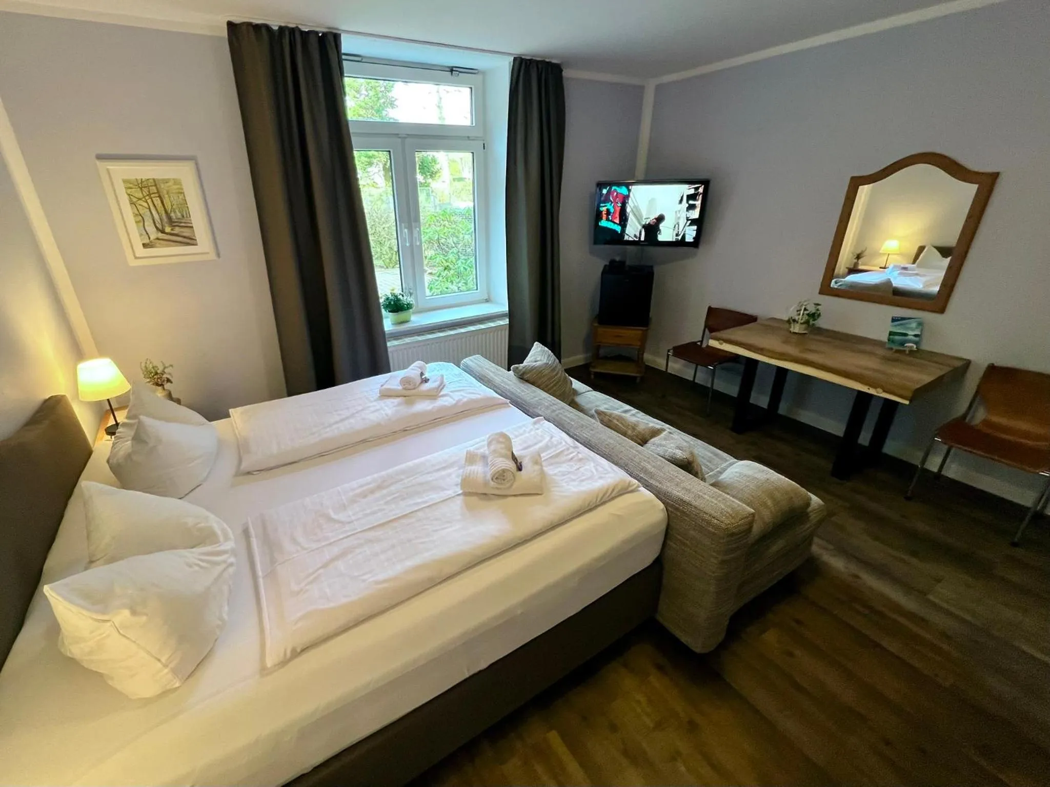 Garden view, Bed in Hotel Holsteinische Schweiz am Dieksee