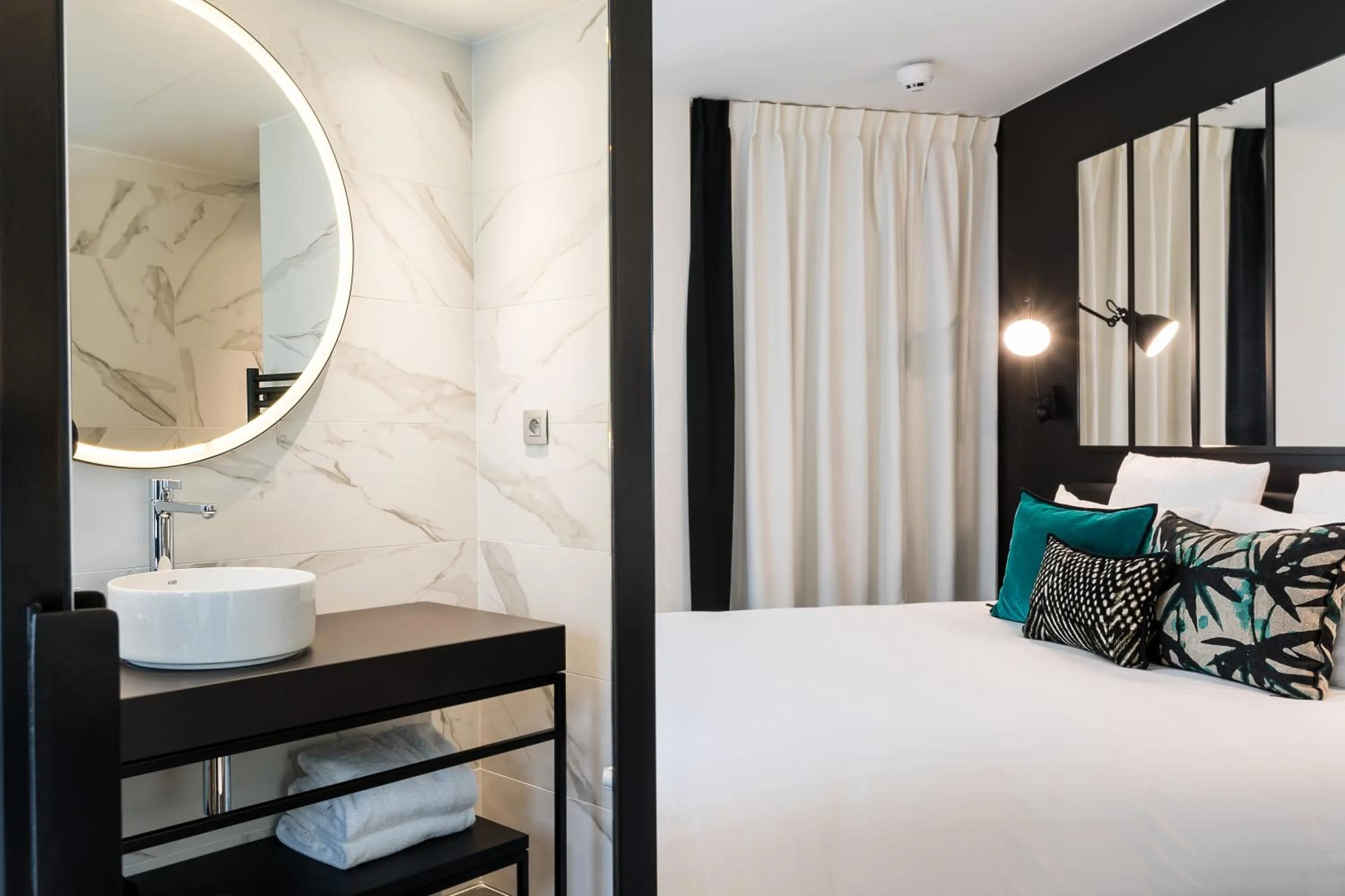 Bathroom, Bed in Laz' Hotel Spa Urbain Paris