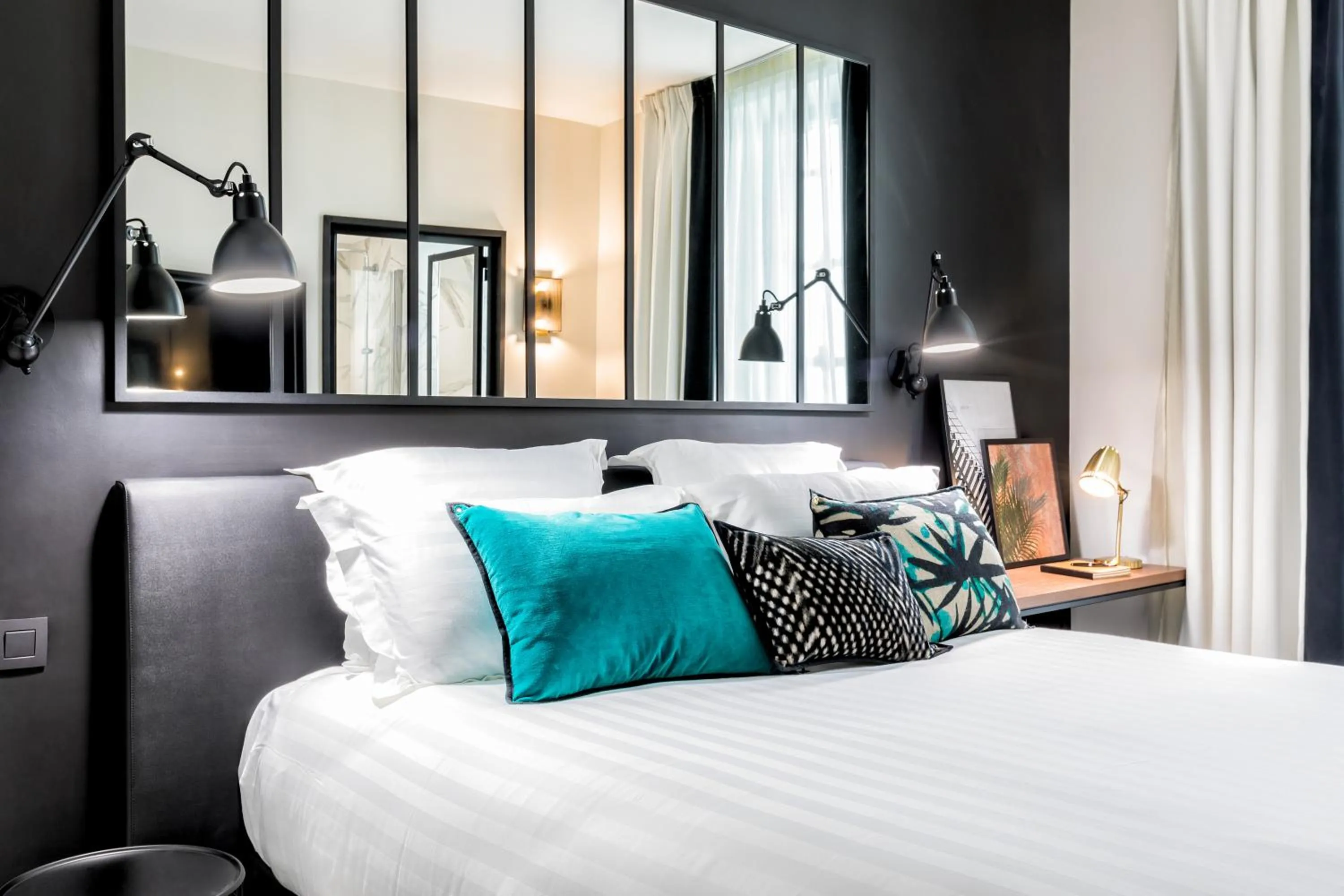 Photo of the whole room, Bed in Laz' Hotel Spa Urbain Paris