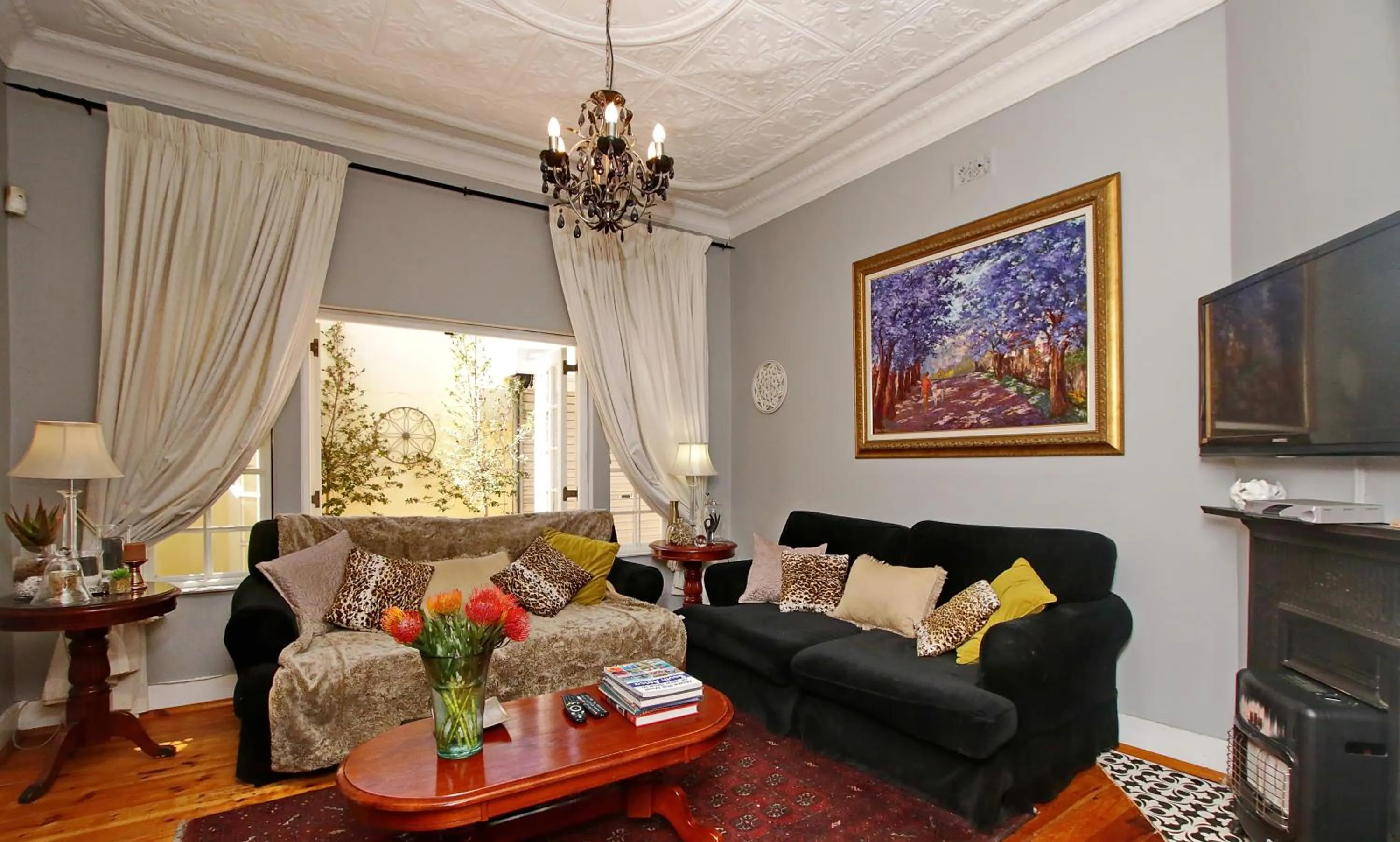 Communal lounge/ TV room in Arum Place Guest House