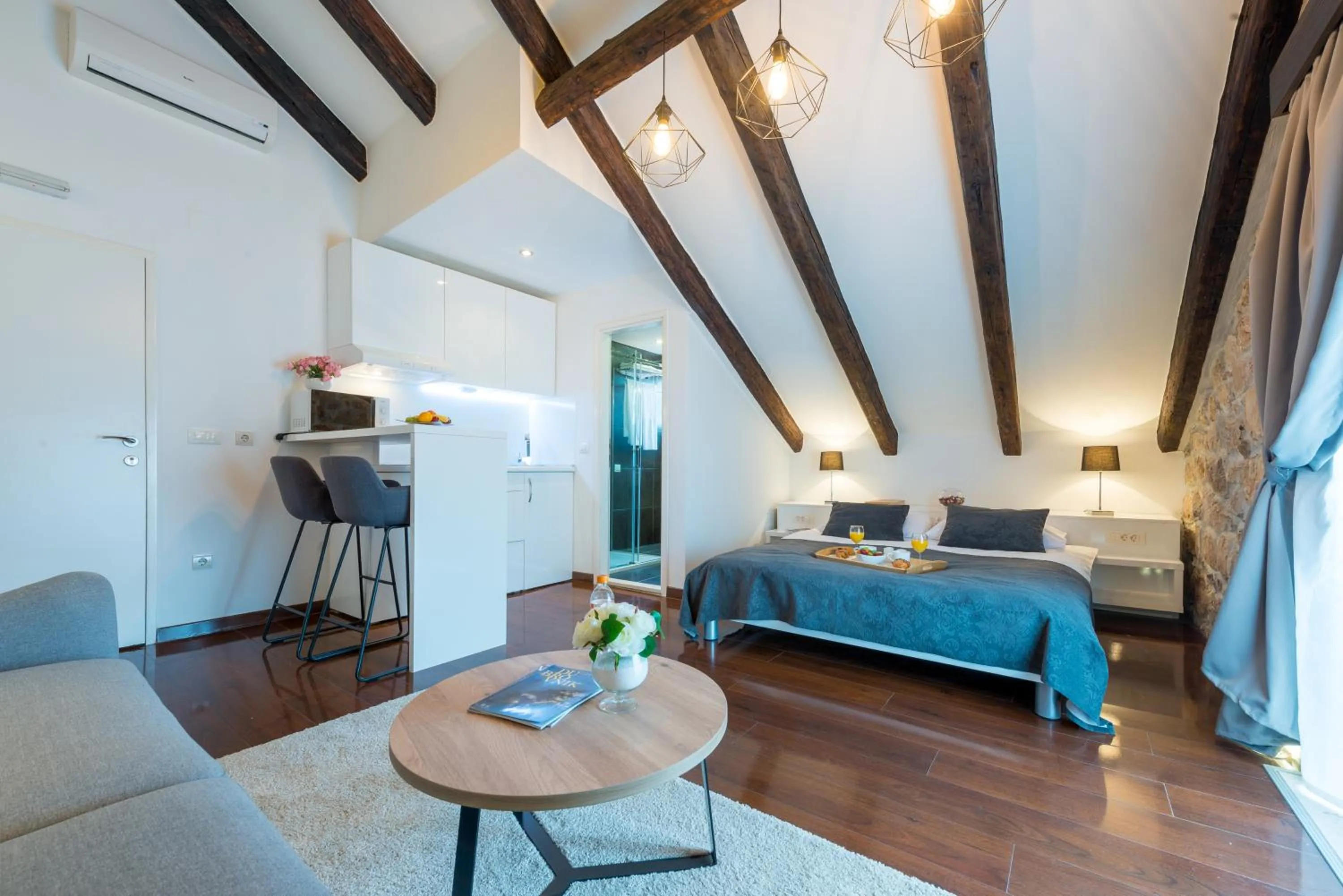 Living room, Bed in Scalini Palace