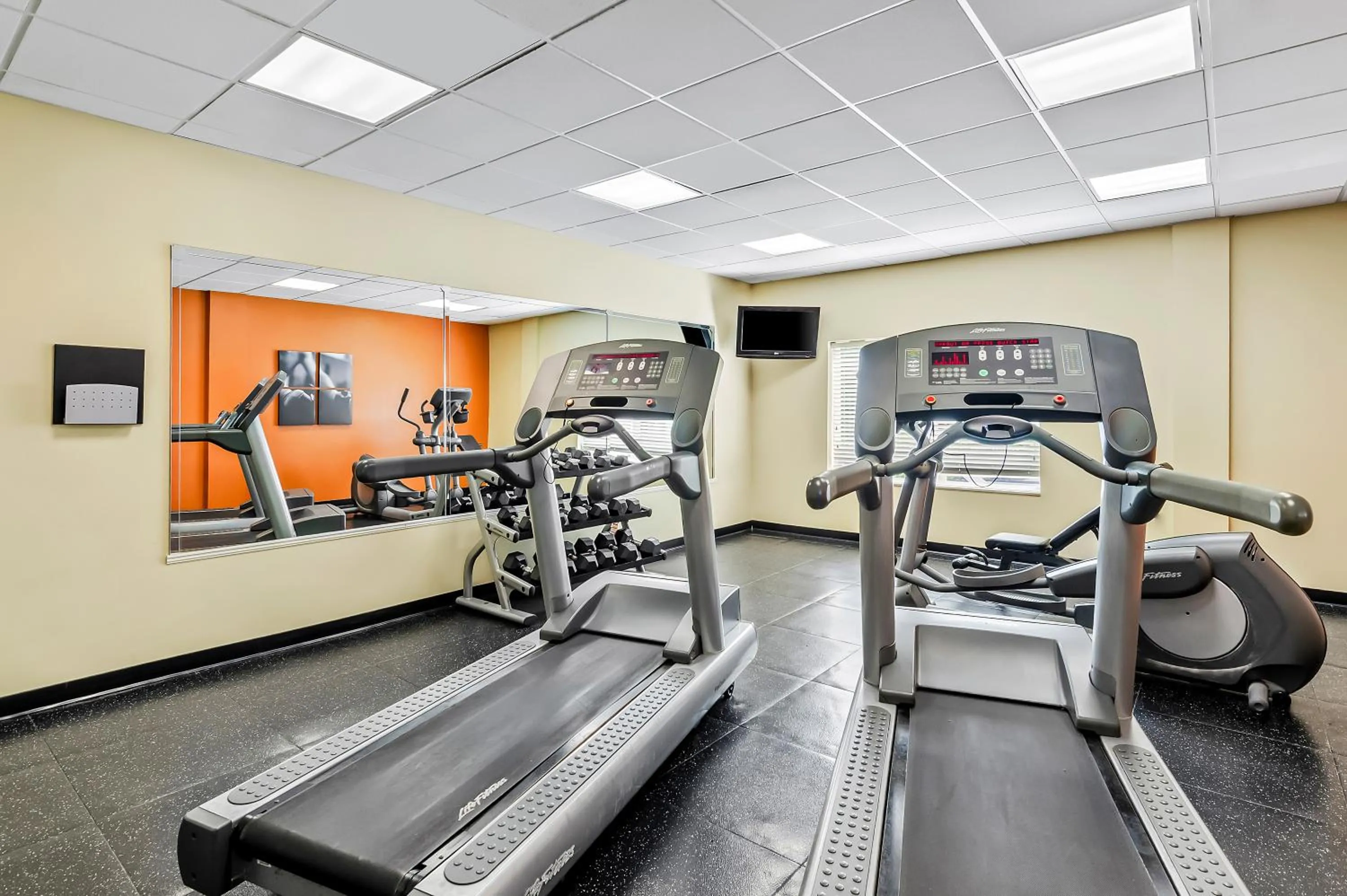 Fitness centre/facilities in Country Inn & Suites by Radisson, Princeton, WV